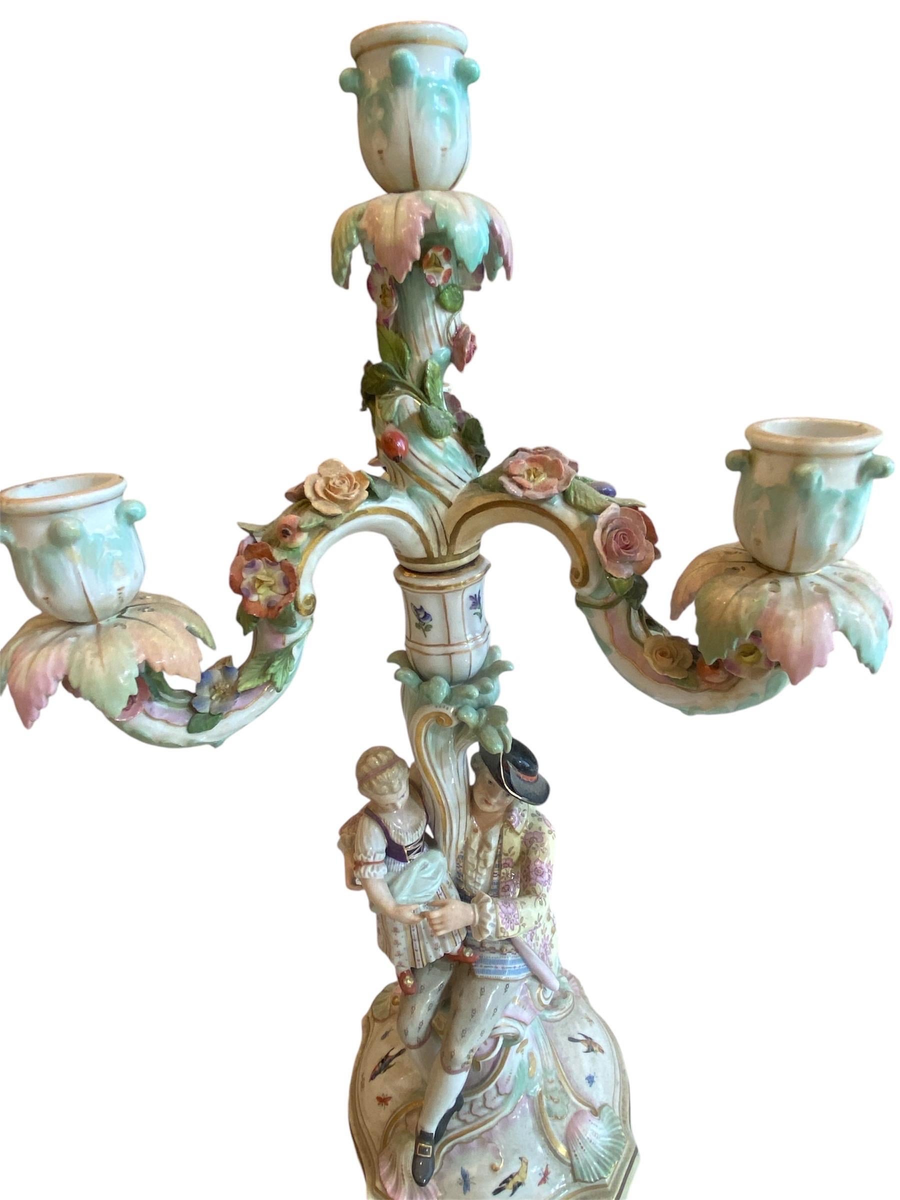 Grand chandelier Meissen ancien en porcelaine peinte à la main et décorée de fleurs, . Homme et fille.
(pour 3 bougies)/
19ème siècle.

Marqué.