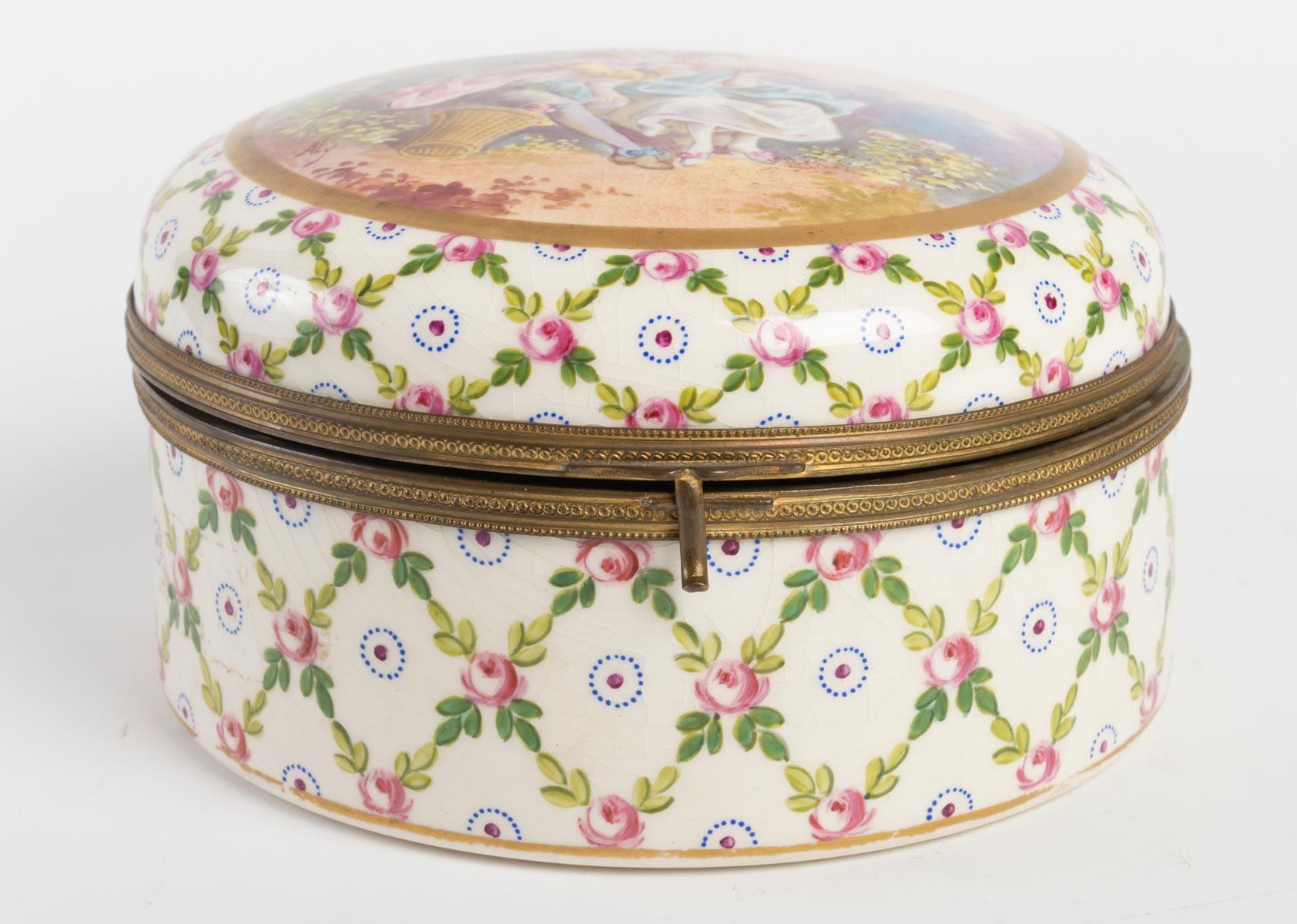 Porcelain candy box decorated with an elegant couple in blue and pink, brass frame, Napoleon III, 19th century.

Measures: H 9cm, D 17 cm.