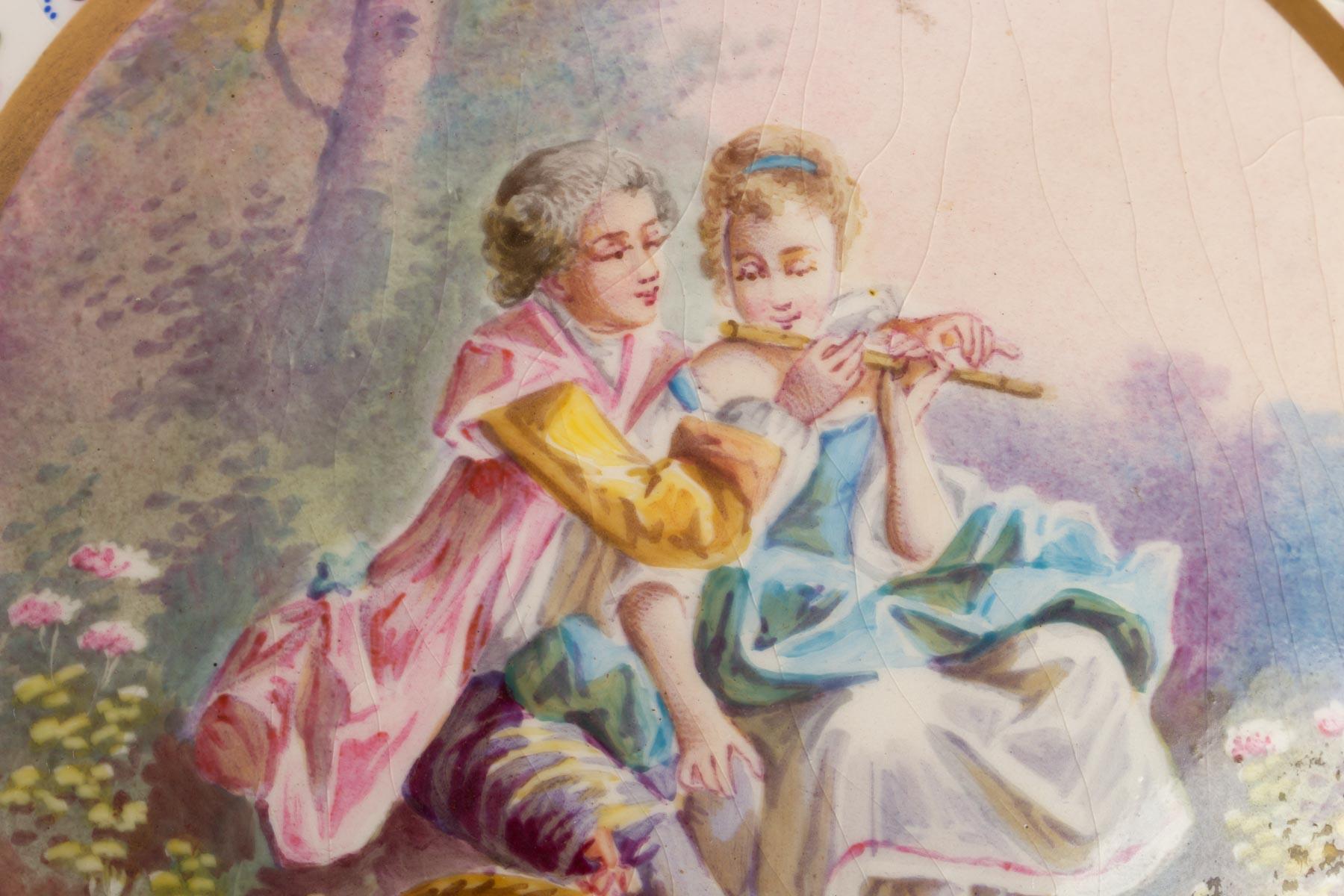 Late 19th Century Porcelain Candy Box Decorated with an Elegant Couple