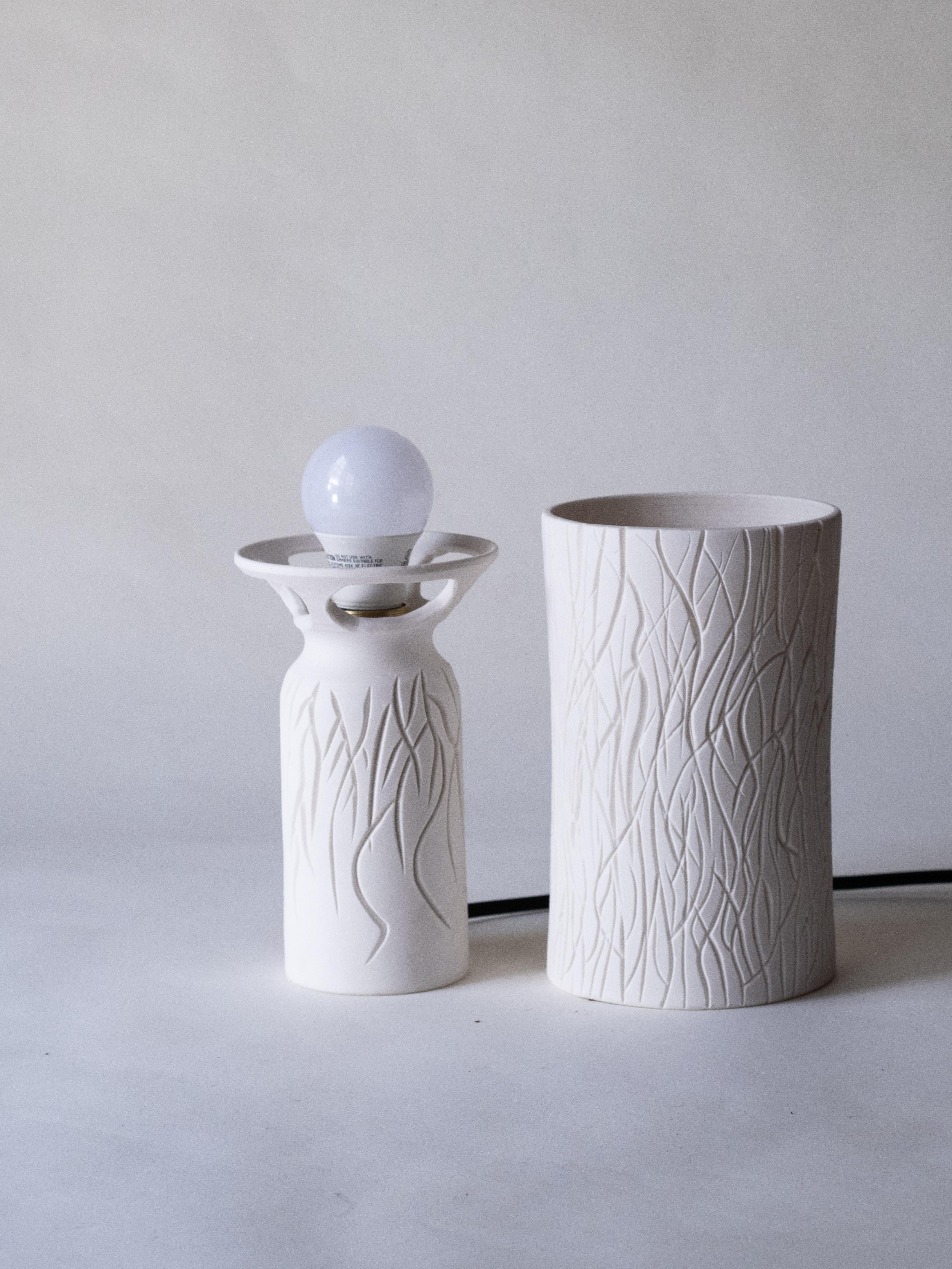 Mid-Century Modern Lampe à parois droites en porcelaine sculptée en vente