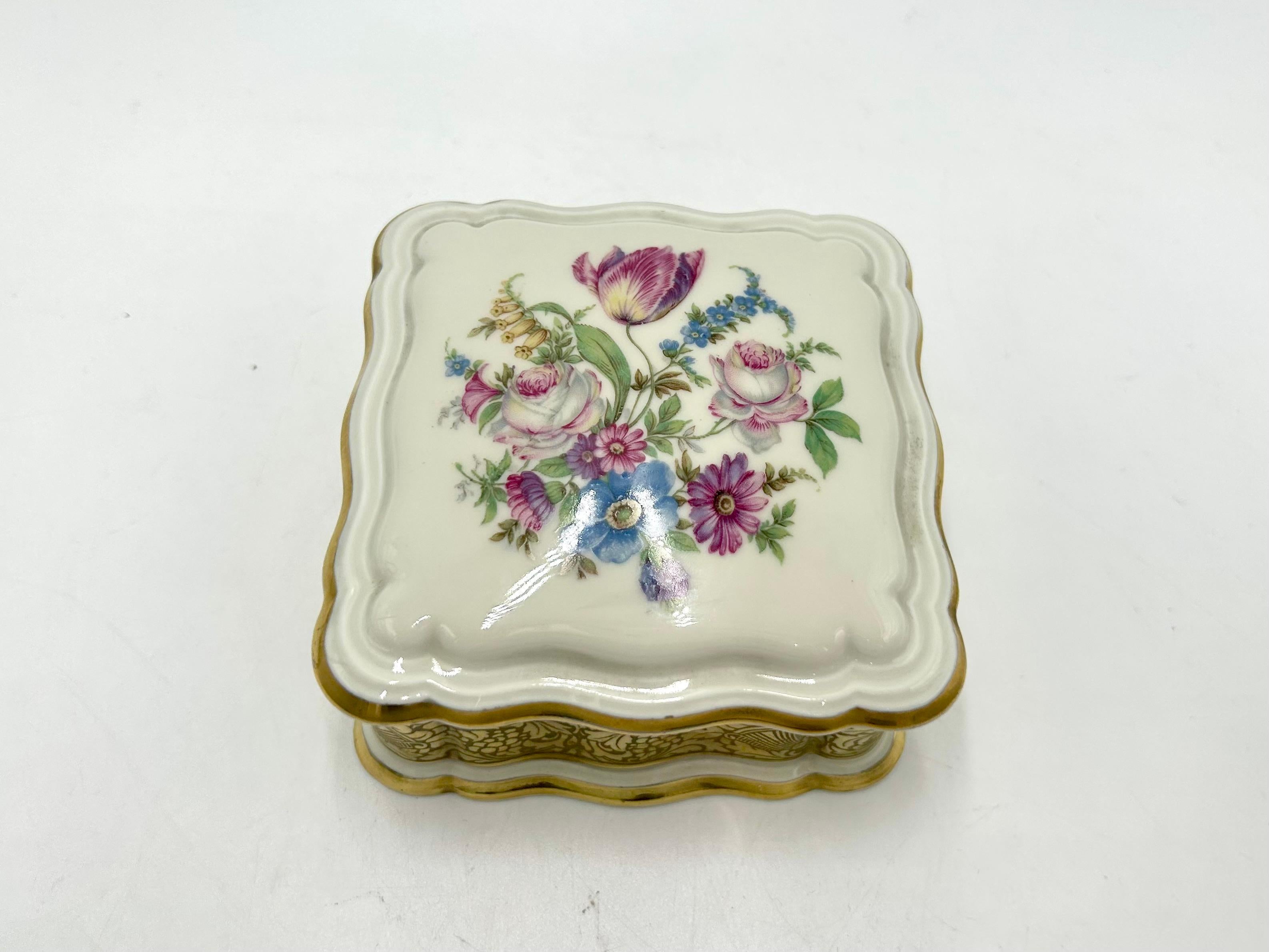 Porcelain casket - a box for jewelry and trinkets. Ivory-colored porcelain decorated with gilding and a floral bouquet motif. A product of the renowned German manufacturer Rosenthal. Chippendale series. Signed with a mark from 1949.

Very good