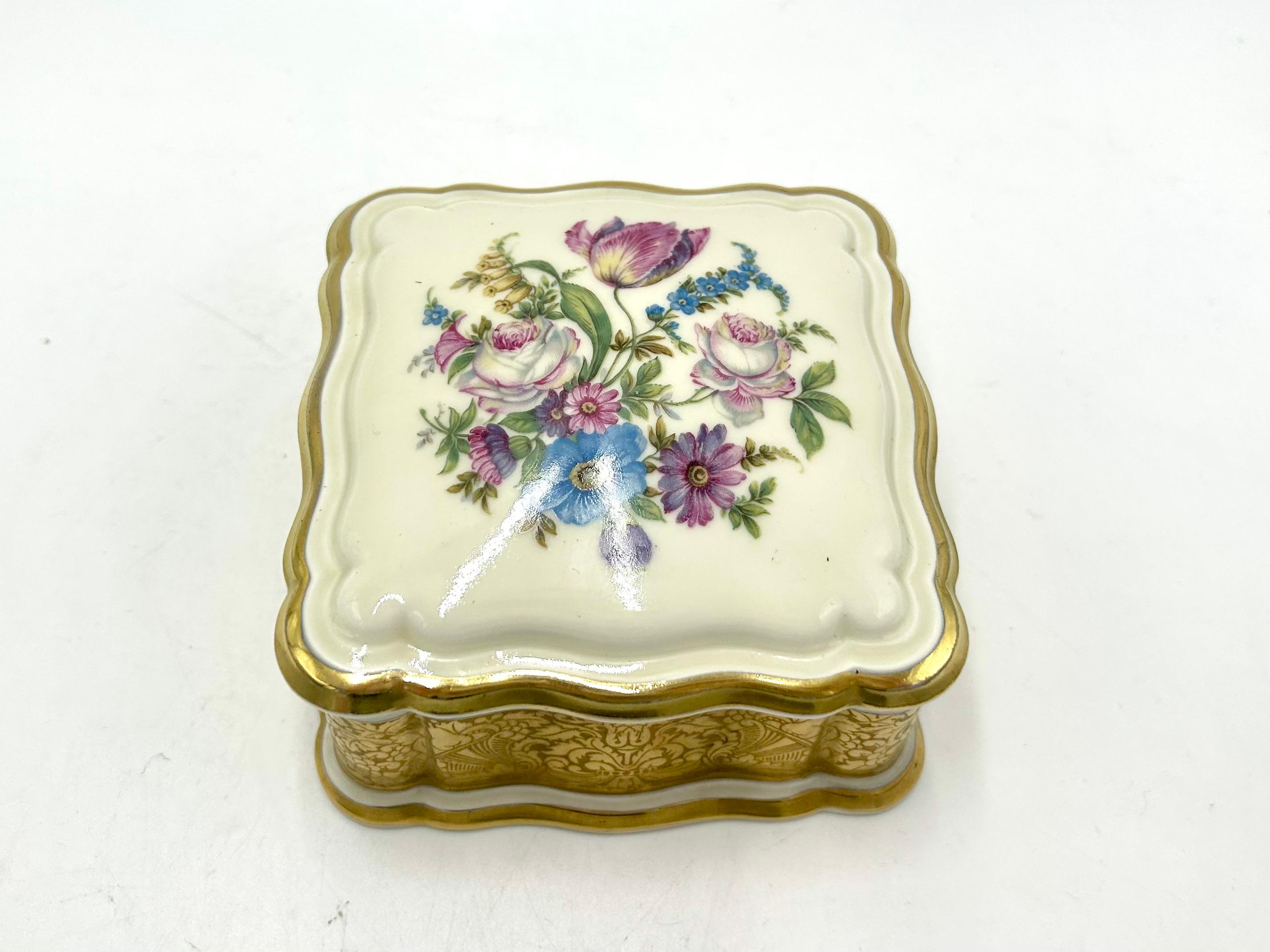 Porcelain casket - a box for jewelry and trinkets.

Ivory-colored porcelain decorated with gilding and a floral bouquet motif.

A product of the renowned German manufacturer Rosenthal. Chippendale series. Signed with a mark from 1951.

Very