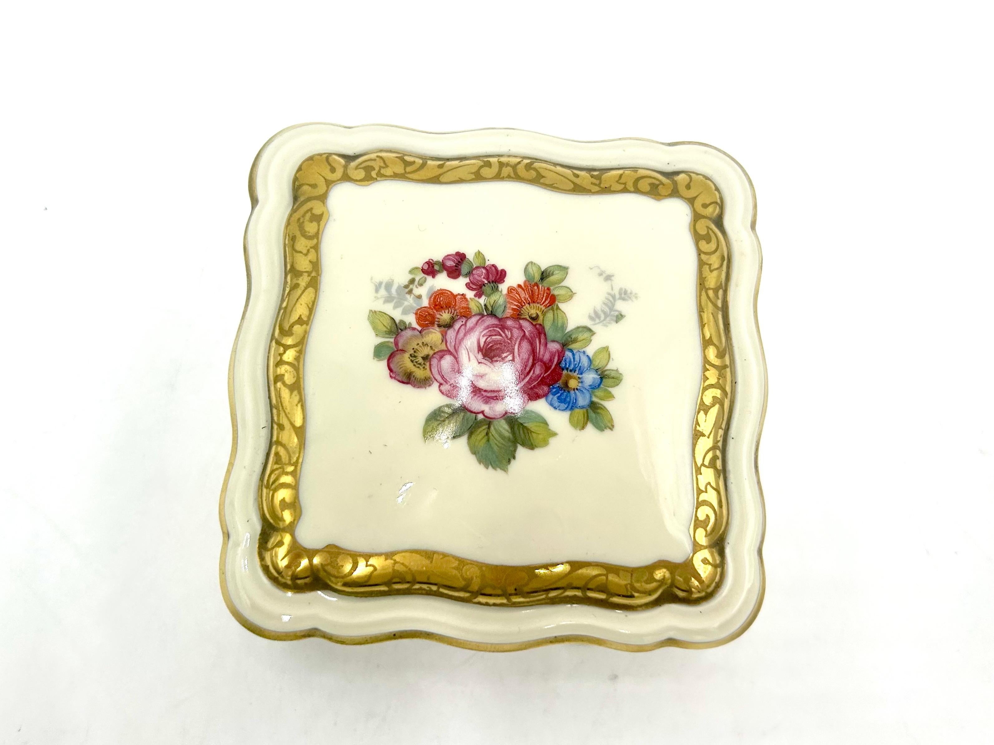 Porcelain casket - a box for jewelry and trinkets.

Ivory-colored porcelain decorated with gilding and a floral bouquet motif.

A product of the renowned German manufacturer Rosenthal. Chippendale series. Marked with a mark from 1942.

Very