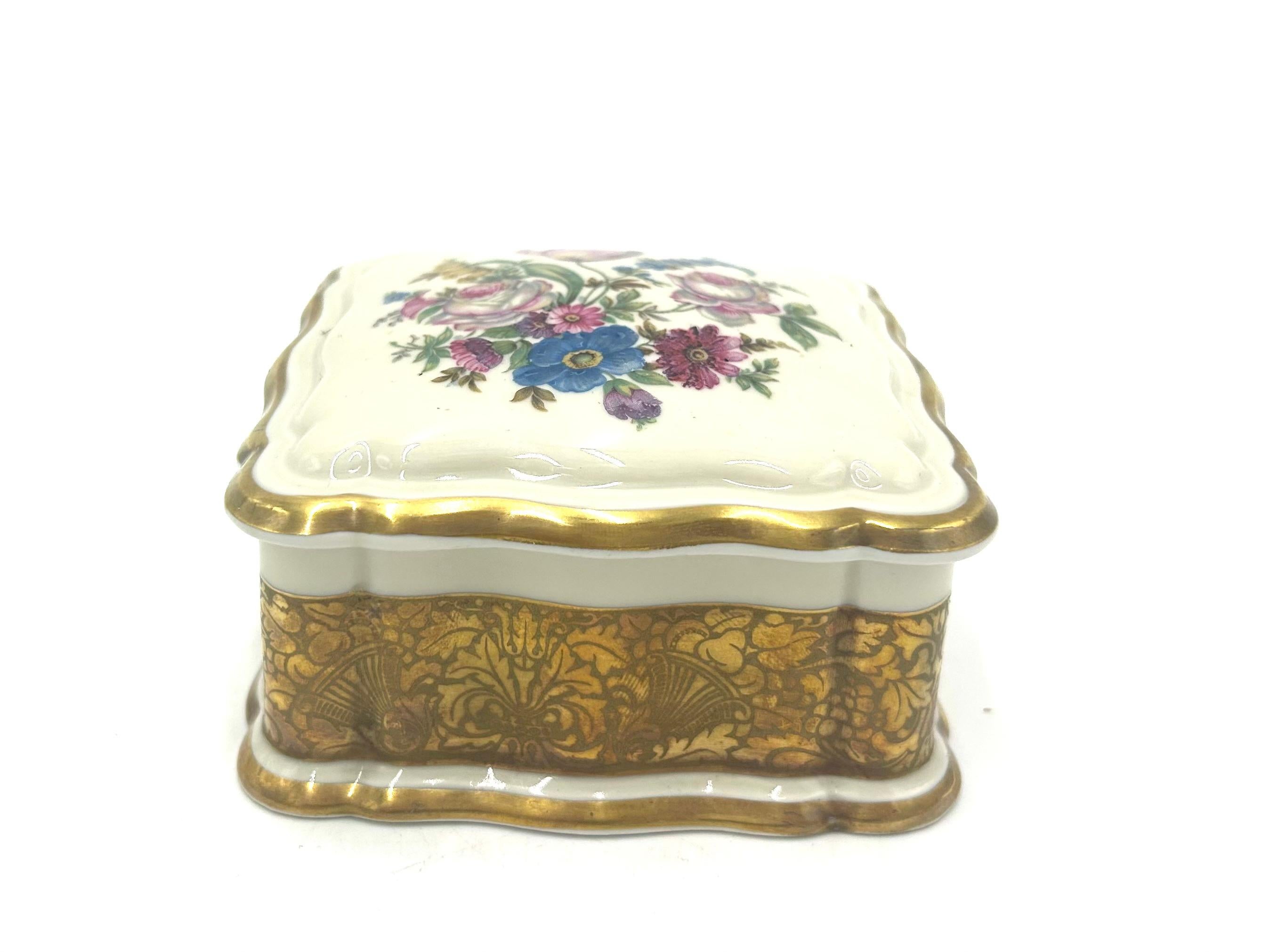 Porcelain casket - a box for jewelry and trinkets. Ivory-colored porcelain decorated with gilding and a floral bouquet motif. A product of the renowned German manufacturer Rosenthal. Chippendale series. Very good condition, no damage.

height 5cm