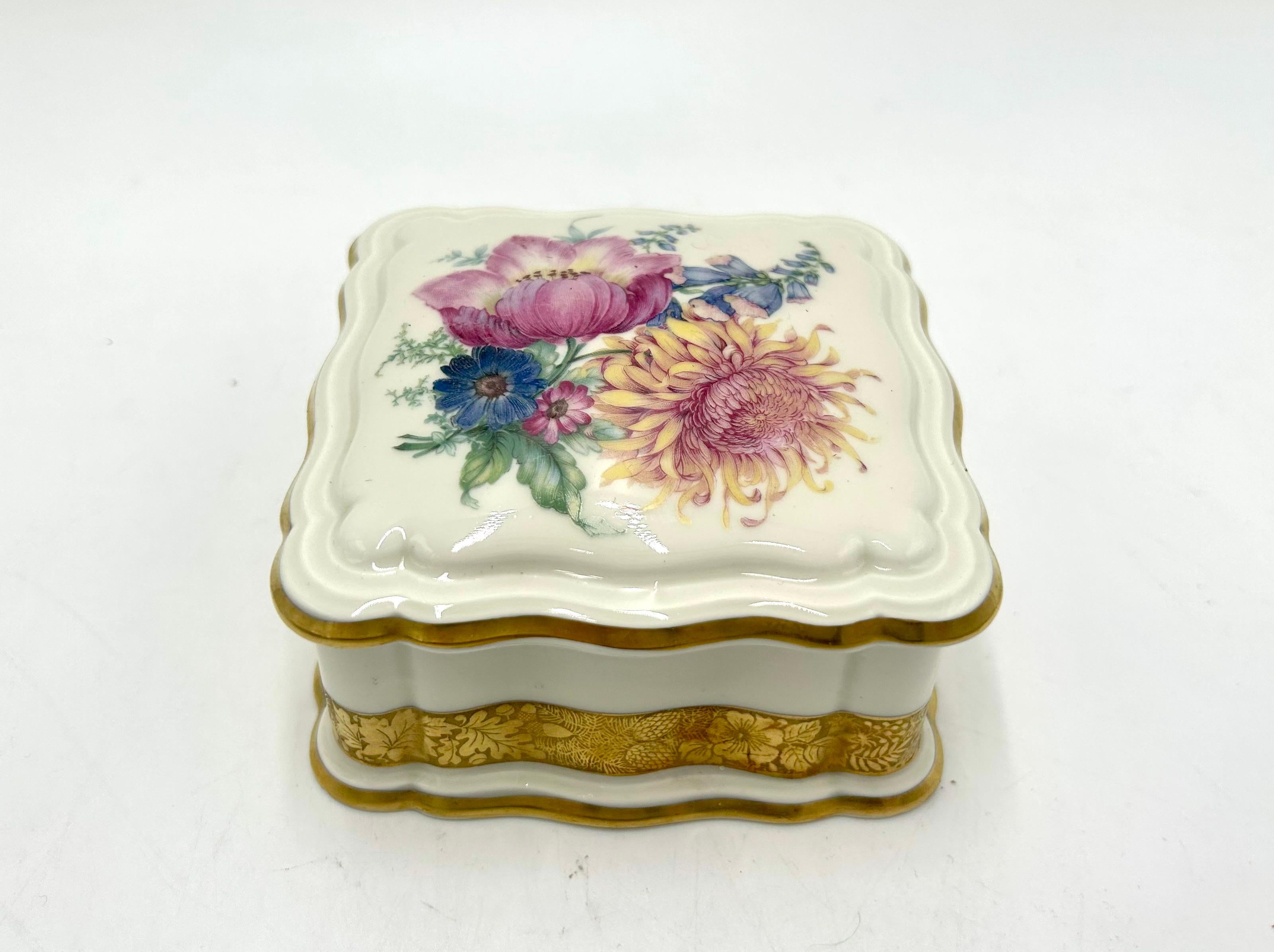 Porcelain casket - a box for jewelry and trinkets.
Ivory-colored porcelain decorated with gilding and a floral bouquet motif.
A product of the renowned German manufacturer Rosenthal. Chippendale series. Marked with a mark from 1952.
Very good