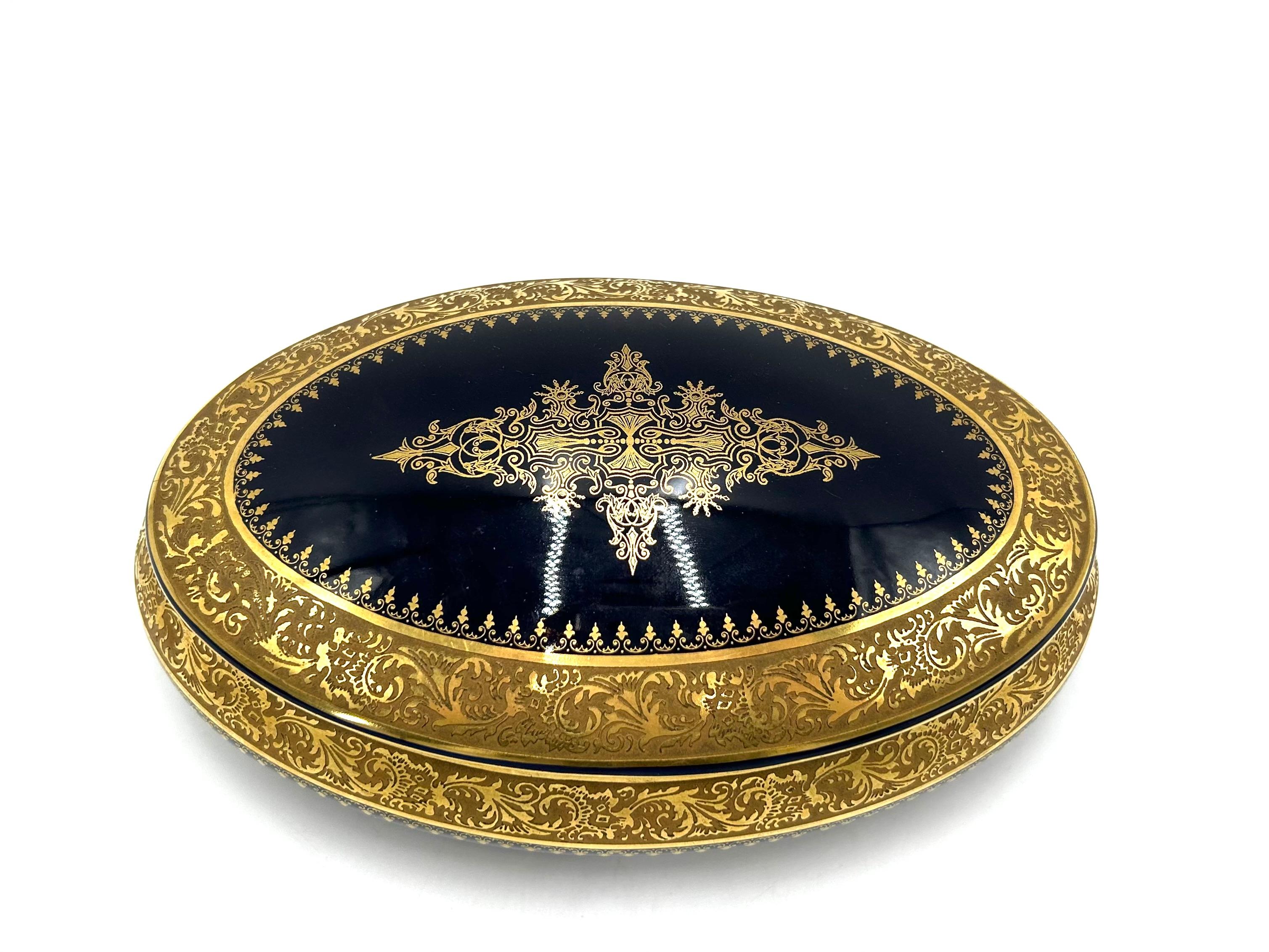Porcelain jewelry box decorated in the technique of echt cobalt.

Produced by Limoges in France in the 1930s-1940s.

Very good condition, no damage.

Measures: Height: 7.5 cm

Width: 20cm

Length: 12cm.