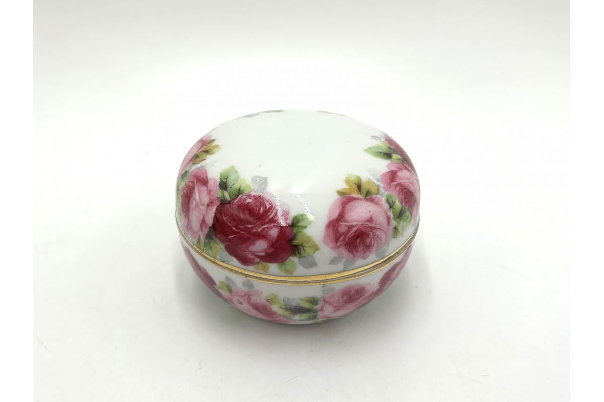 Porcelain casket with Chrysantheme Cacilie roses For Sale 2