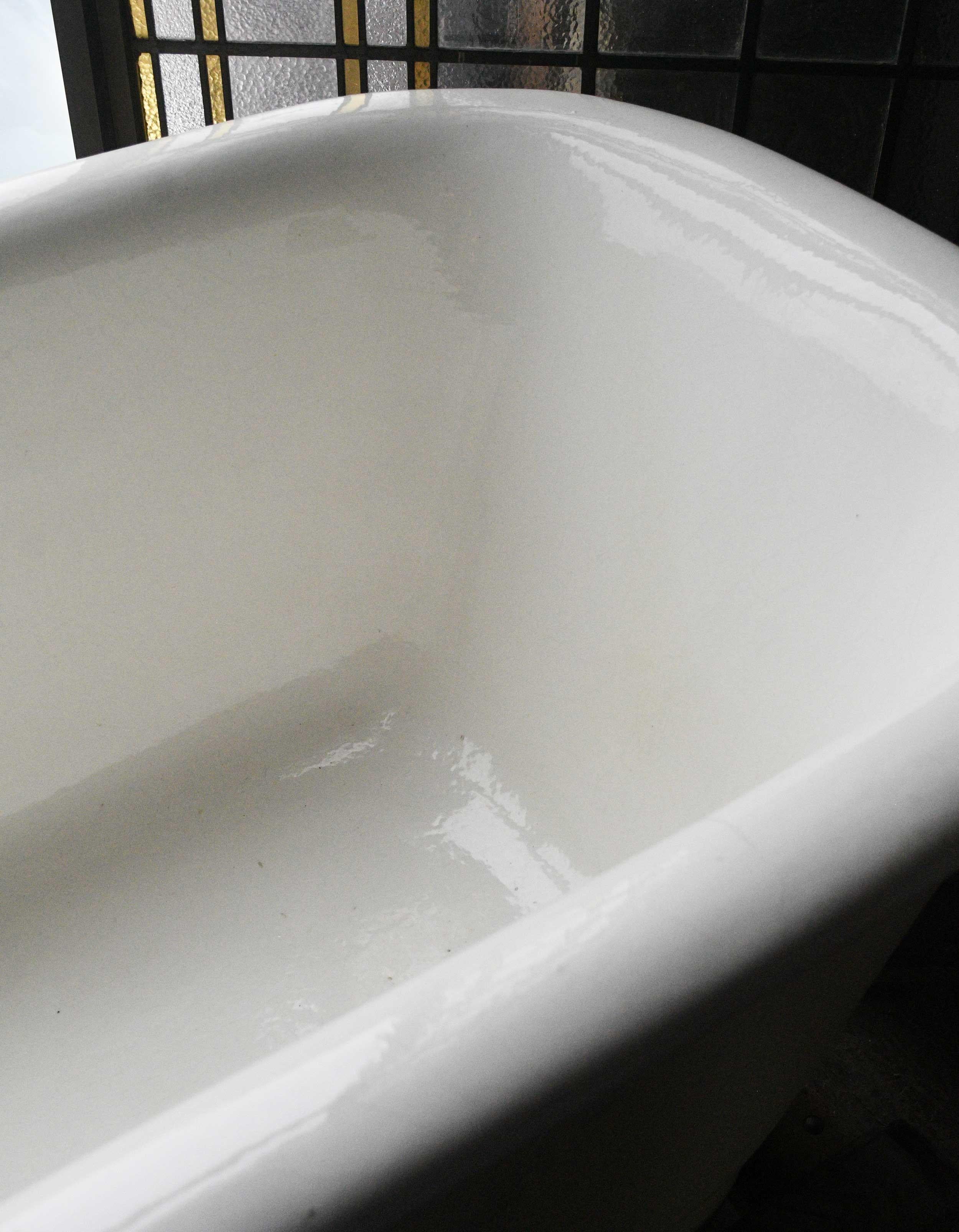 Porcelain Center Drain Tub In Good Condition In Minneapolis, MN