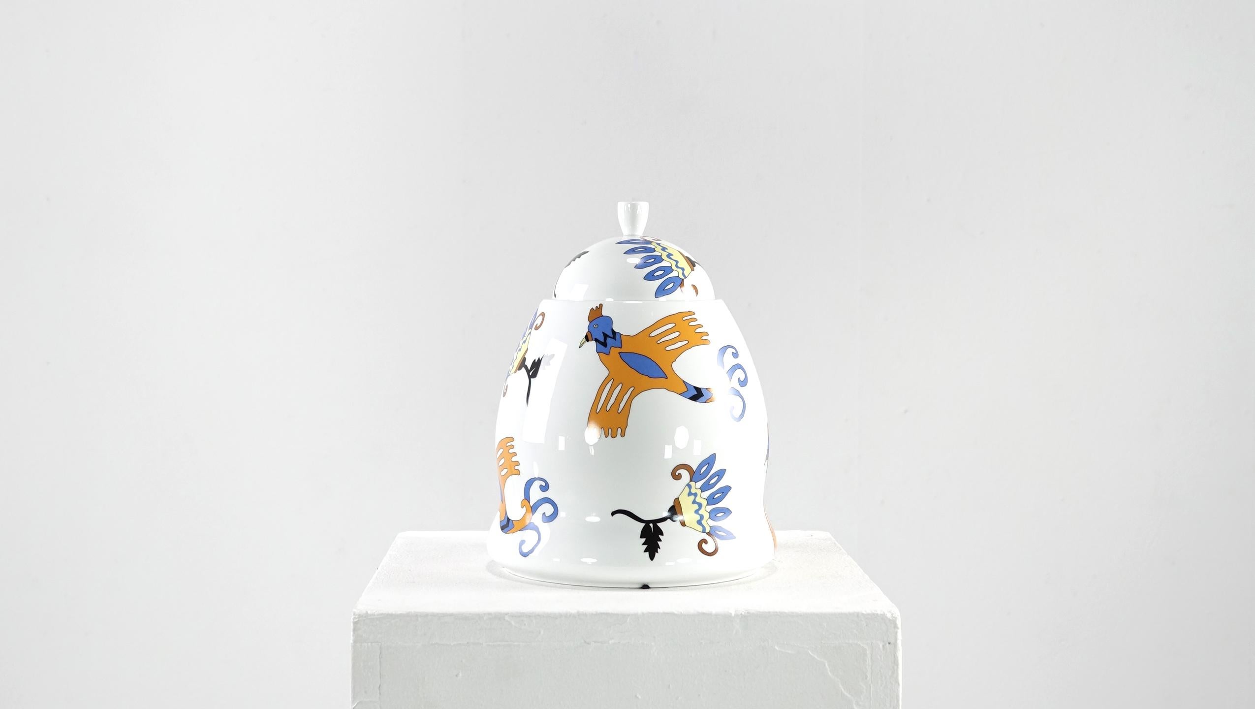 Porcelain centerpiece decorated with birds, design Nathalie du Pasquier & George Sowden 1990, executed by Alessi Tendentse, Italy.