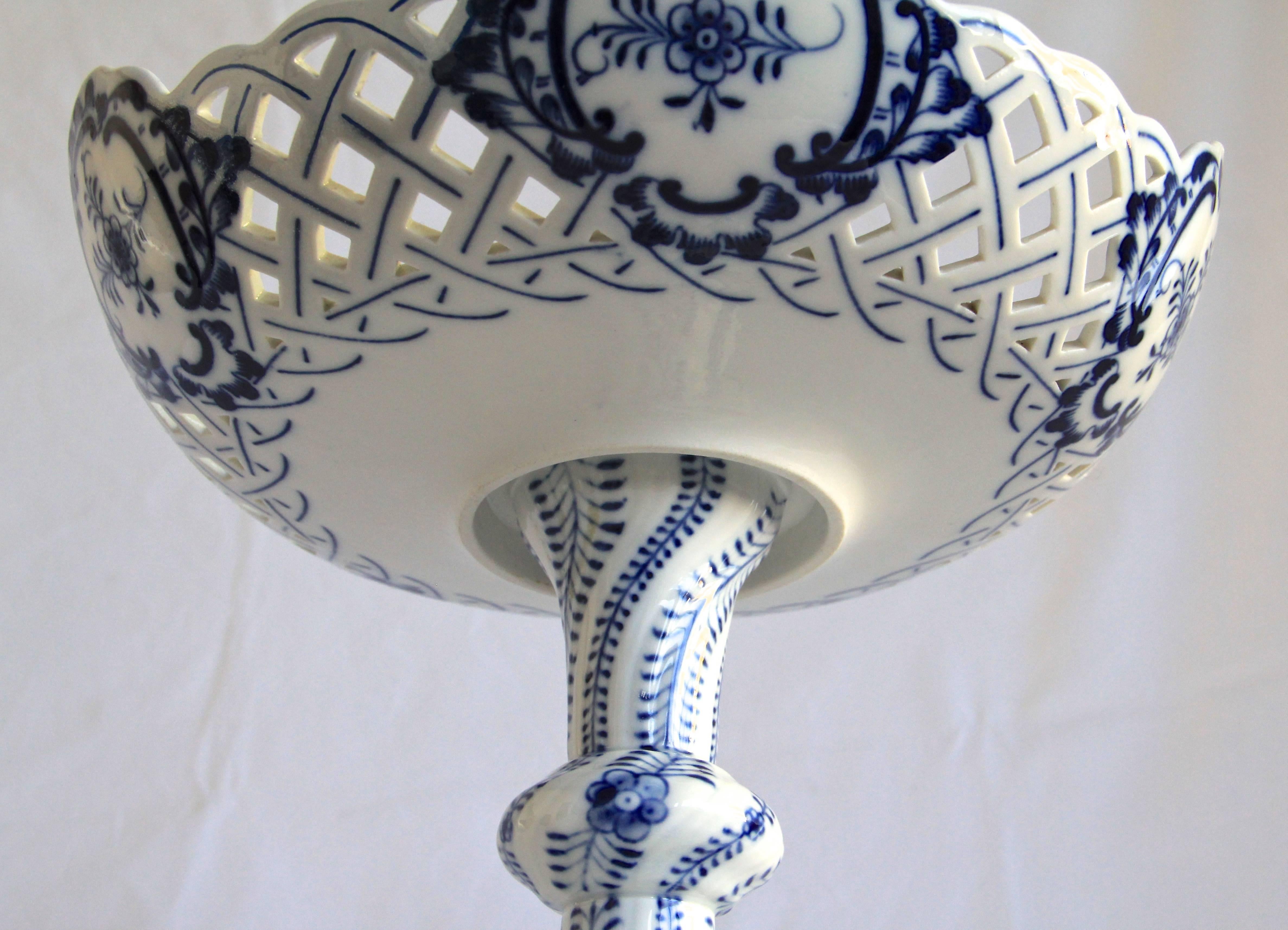 Lovely Porcelain Centerpiece with blue onion Pattern produced by the world-renown german manufactory of Meissen from circa 1880. This hand painted late 19th century centerpiece shows a partly open artfully worked bowl sitting on a great shaped base