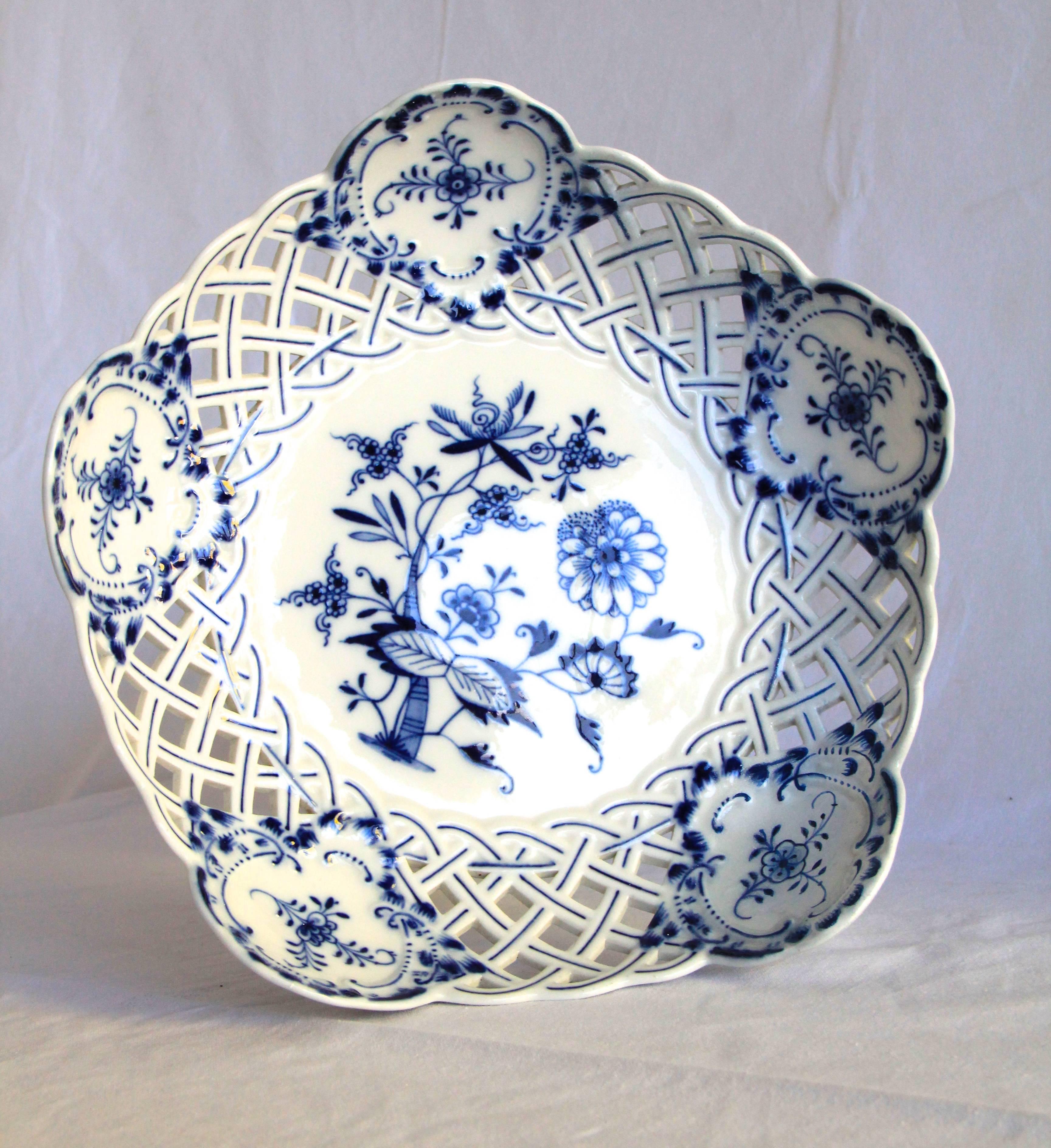 Hand-Painted Porcelain Centerpiece Blue Onion Pattern by Meissen, Germany, circa 1880
