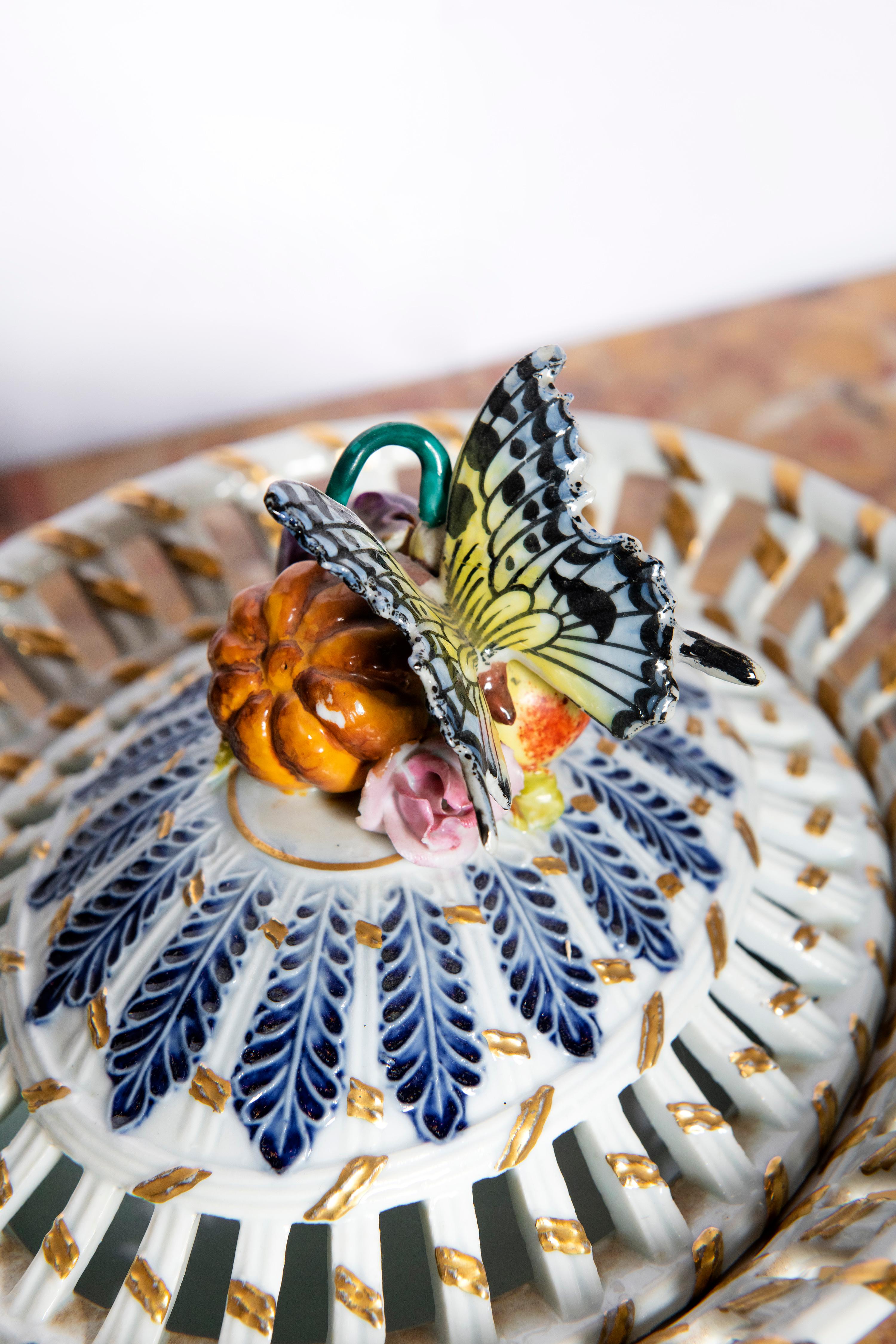 Porzellandose signiert Sèvres, Frankreich, Ende 19.
Mit Schmetterlingen und Früchten dekorieren.