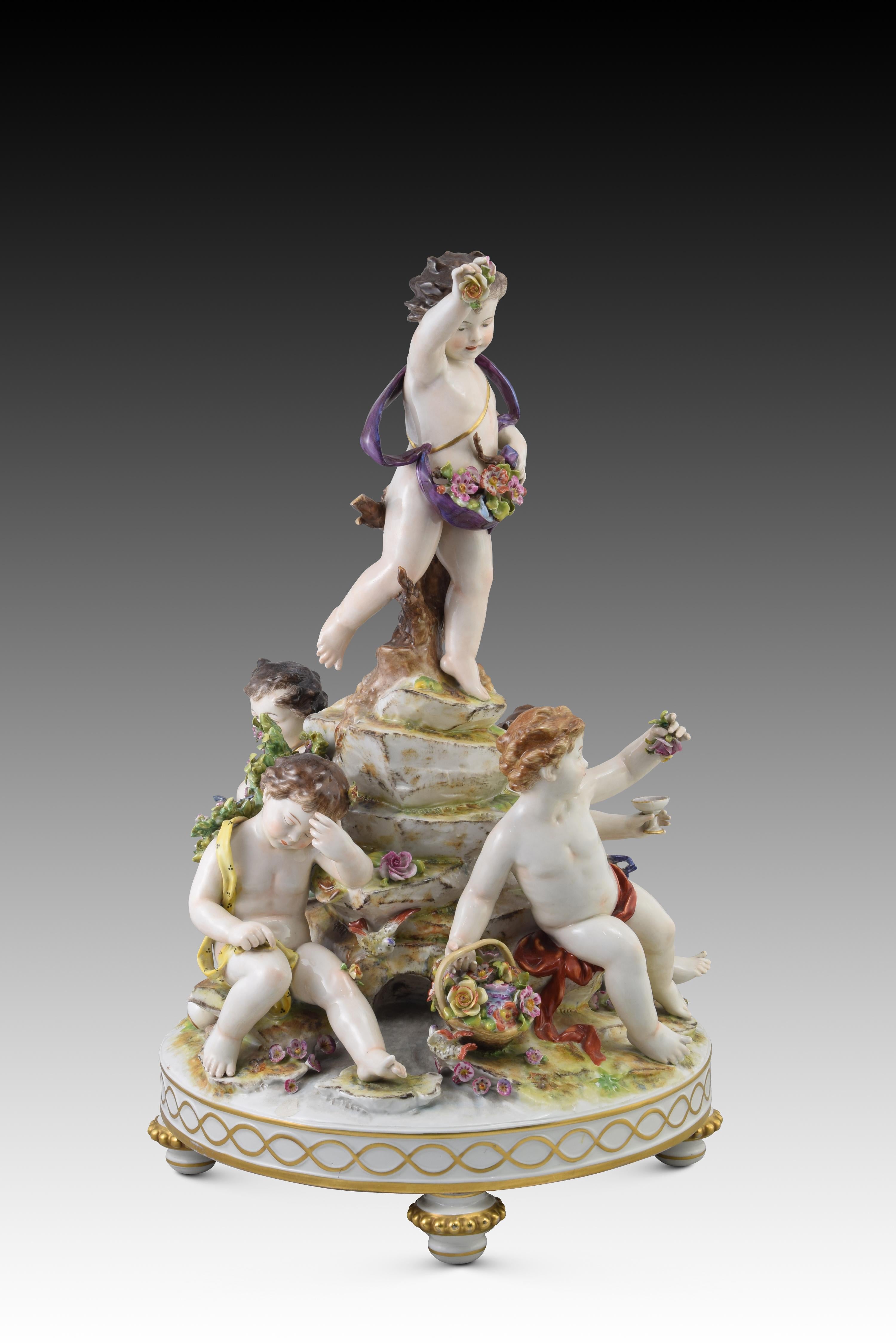 Porcelain Centerpiece, Volkstedt, Rudolstadt, Germany, circa Late 19th Century For Sale 4
