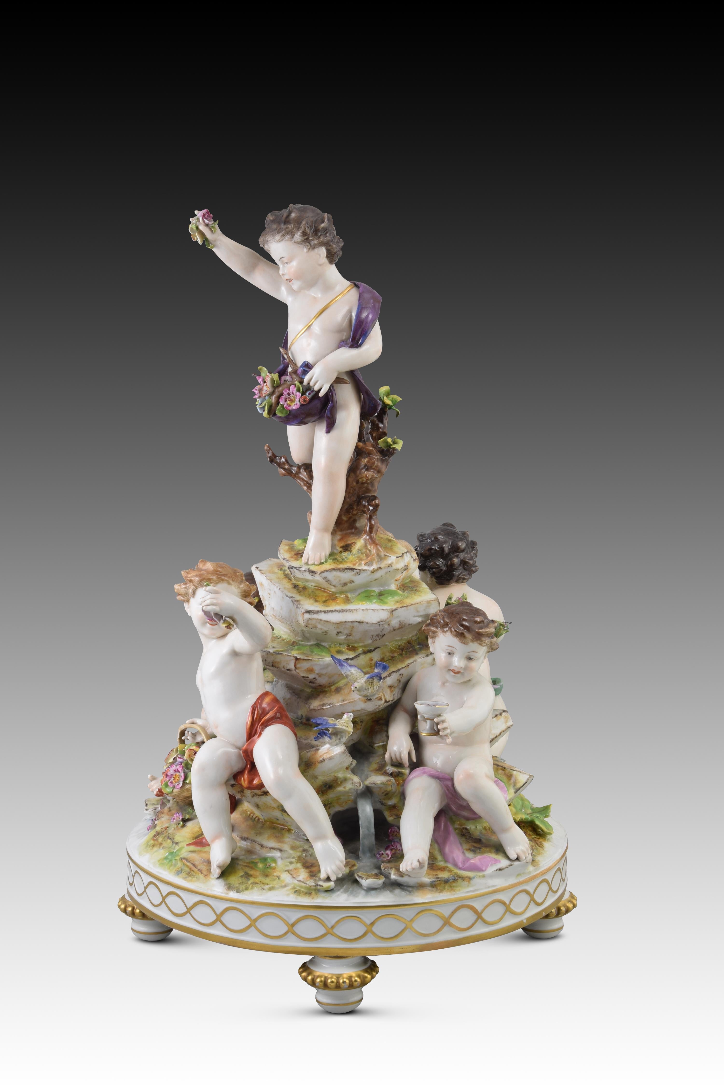 Centerpiece. Volkstedt, Rudolstadt, Germany. Towards the end of the 19th century. Glazed porcelain. 
Centerpiece with a circular base raised on simple legs that shows a delicate composition on several levels. The children are organized thanks to a
