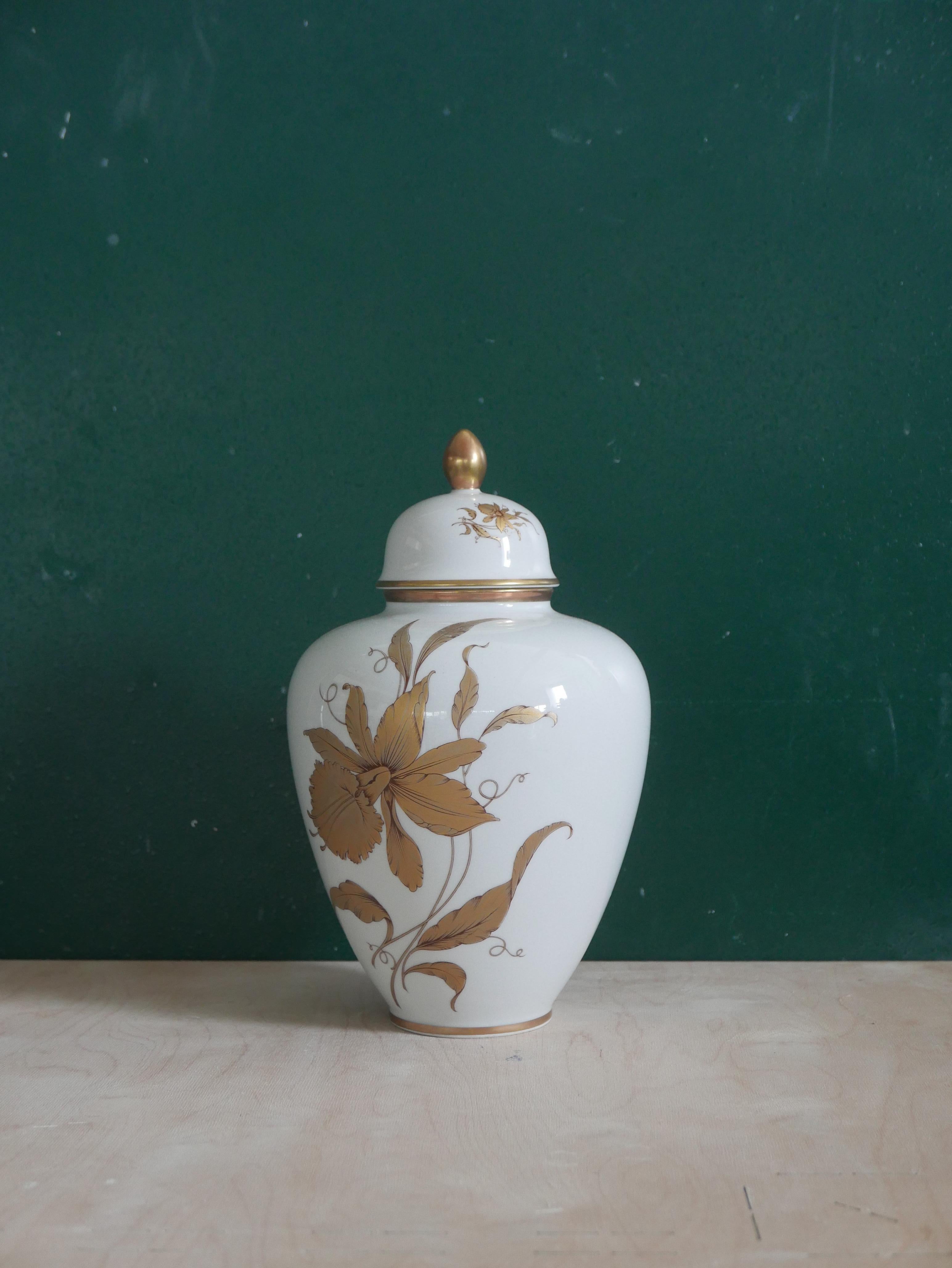 Victorian Porcelain Ceramic and 18k Gold Sculptural Vase Italy Contemporary, 21st Century For Sale