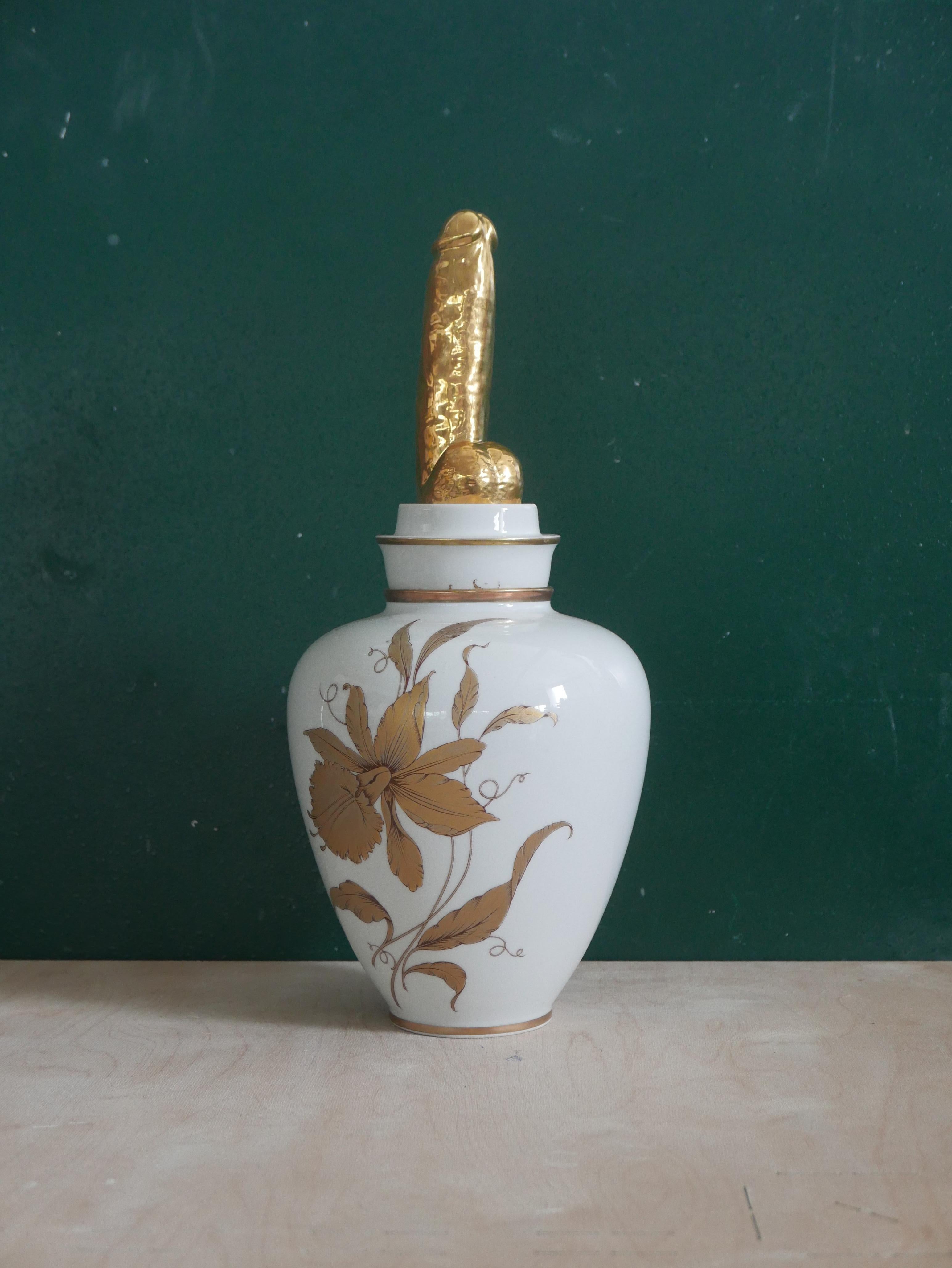 Italian Porcelain Ceramic and 18k Gold Sculptural Vase Italy Contemporary, 21st Century For Sale