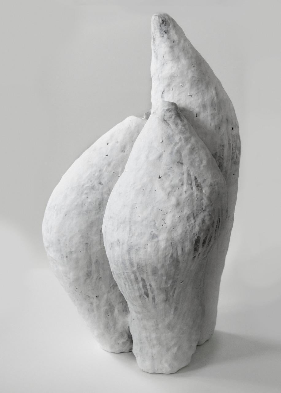 Porzellan-Keramik-Kunstwerk, signiert von Jojo Corväiá, Weiß (Organische Moderne) im Angebot