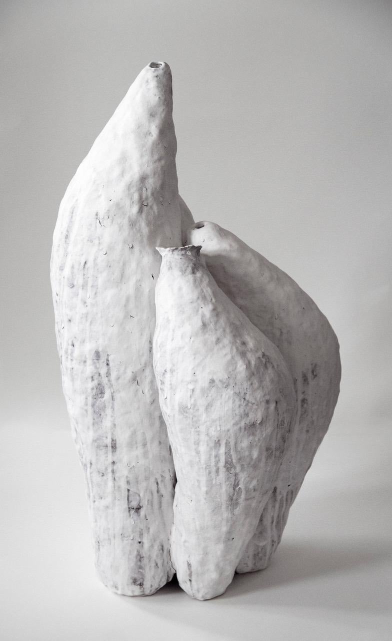 Porzellan-Keramik-Kunstwerk, signiert von Jojo Corväiá, Weiß im Zustand „Neu“ im Angebot in Geneve, CH