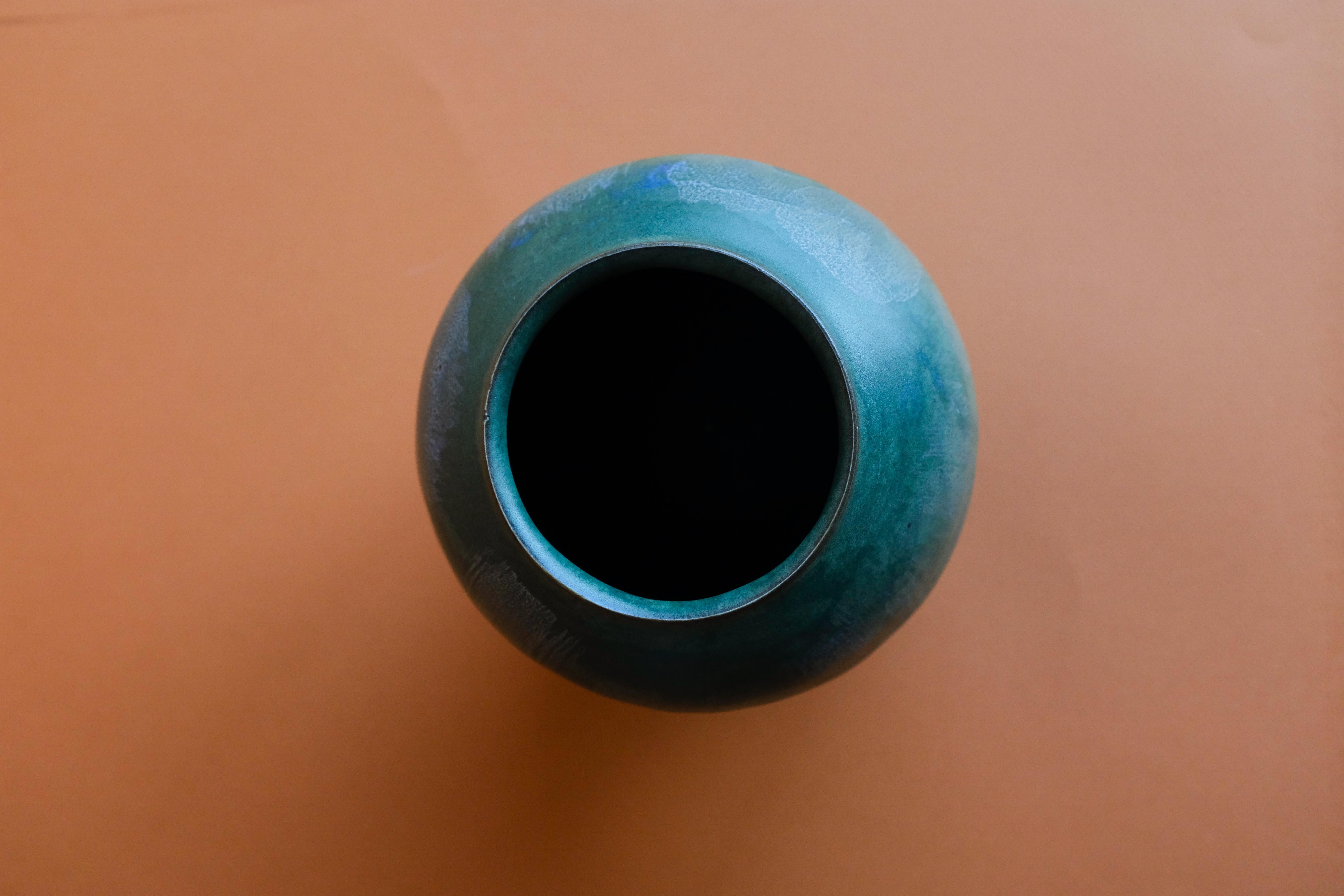 Porzellan-Keramikvase – Keramikvase mit hoher Feuergas-Glasur – Vietnamesisch – Design  (Organische Moderne) im Angebot