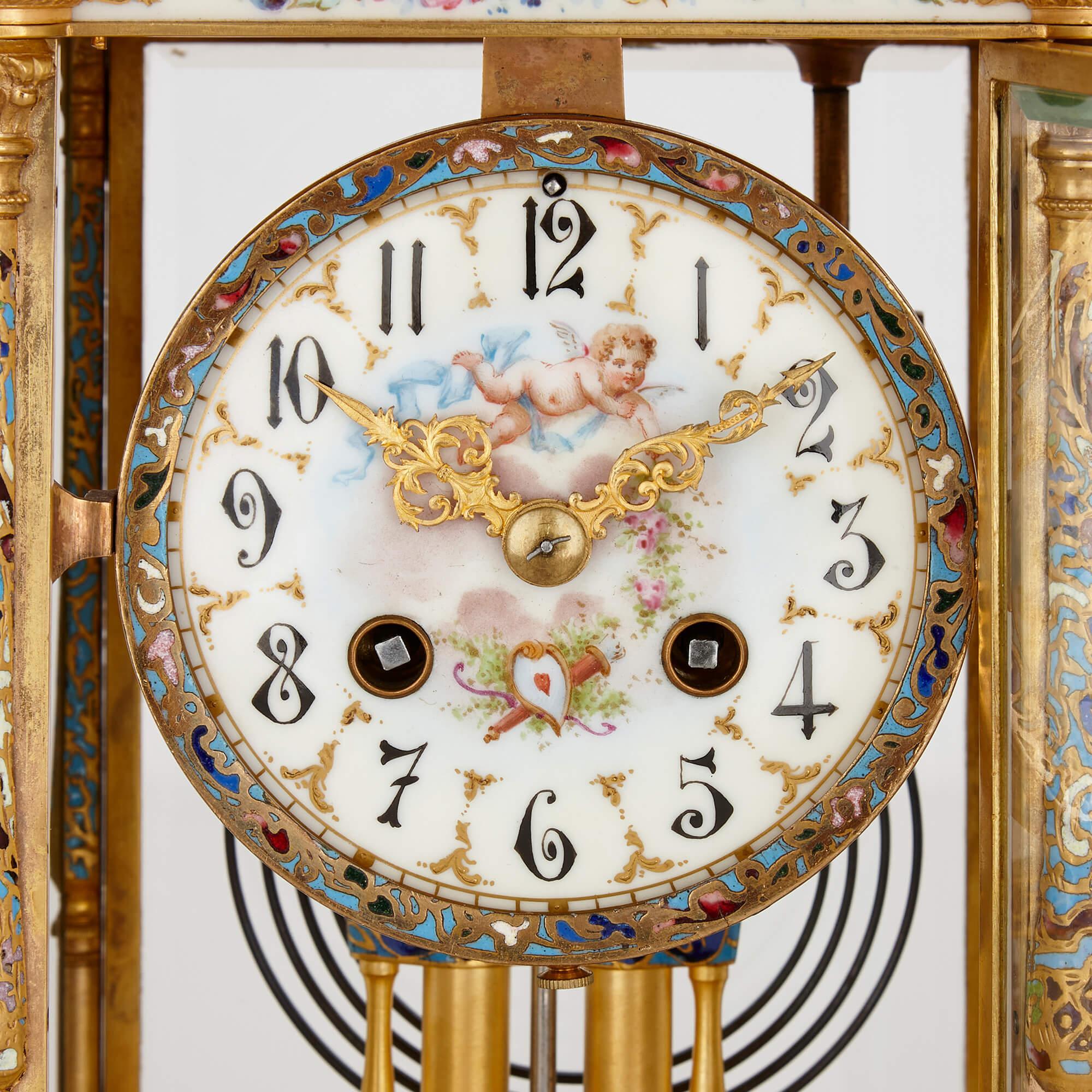 Dreiteiliger Uhrensatz aus Porzellan, Champlevé-Email und vergoldeter Bronze im Stil des Rokoko (19. Jahrhundert) im Angebot