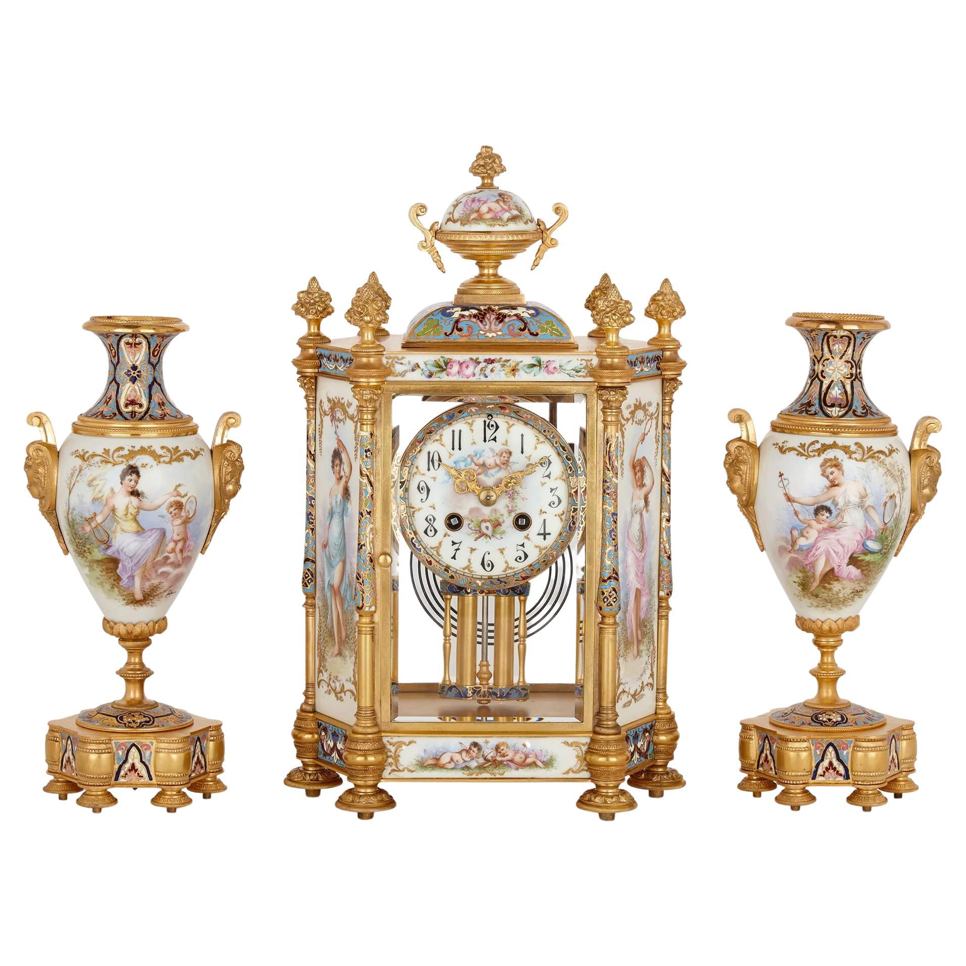 Dreiteiliger Uhrensatz aus Porzellan, Champlevé-Email und vergoldeter Bronze im Stil des Rokoko
