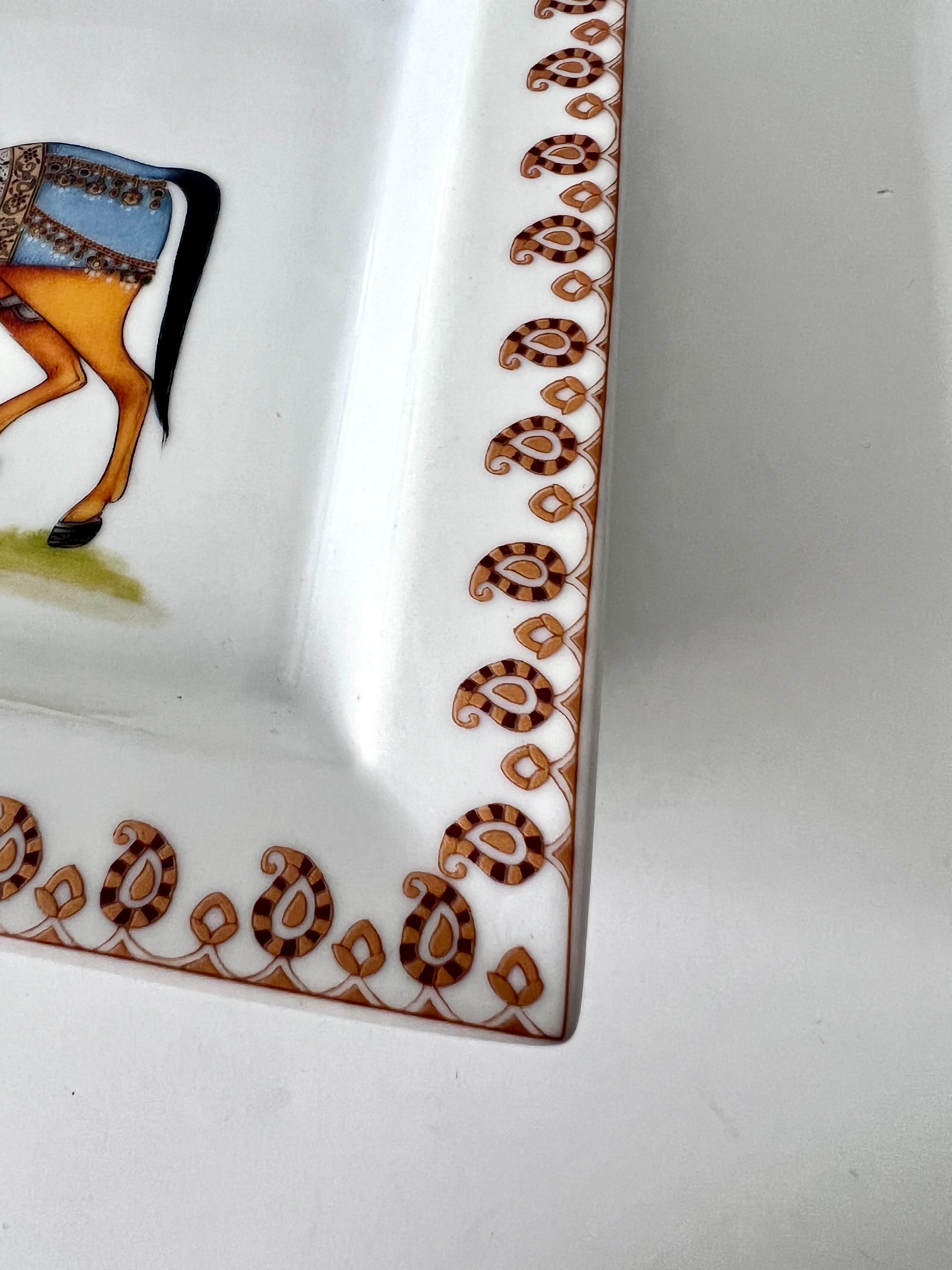 Mid-Century Modern Vide-poches en porcelaine avec un cheval dans le style d'Hermès