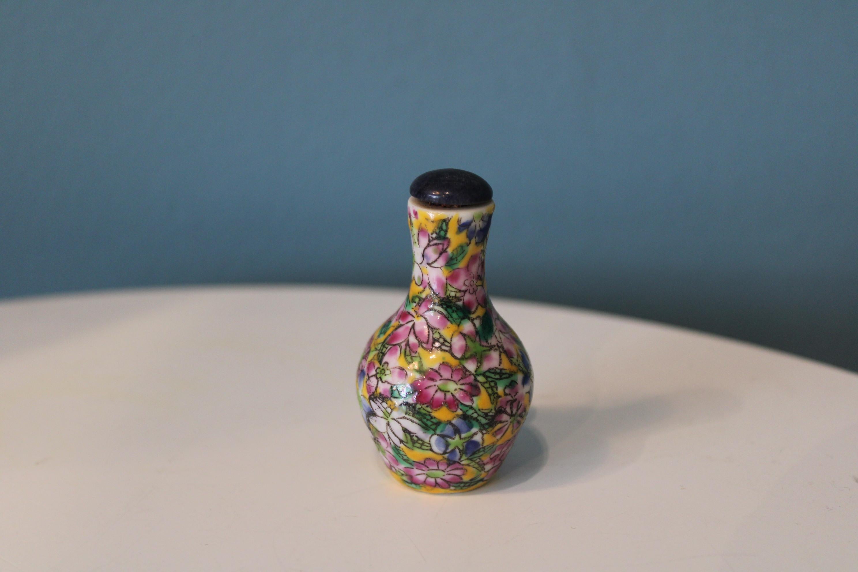 Porcelain Chinese snuff bottle In Good Condition For Sale In Paris, FR