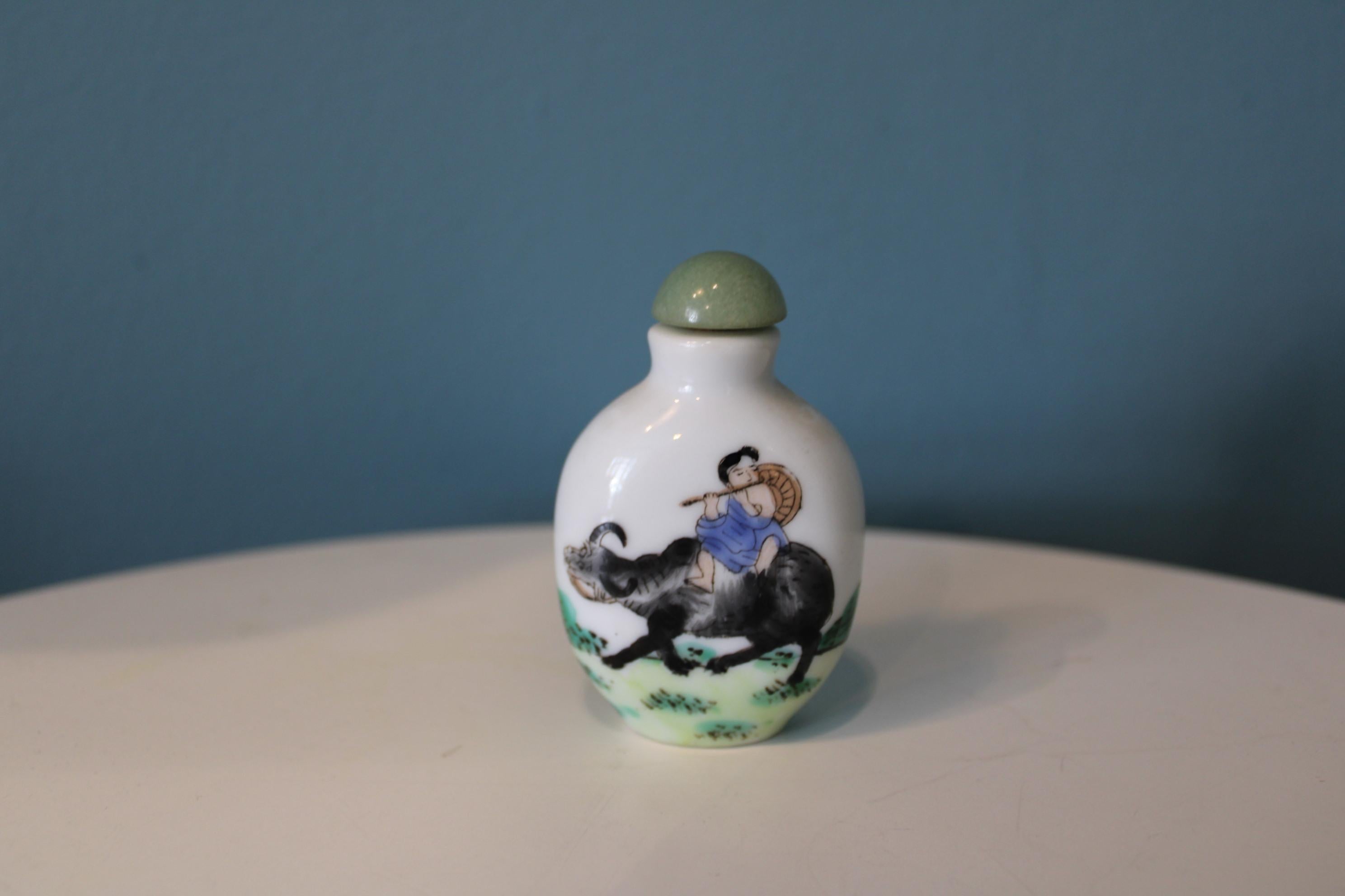 Porcelain Chinese snuff bottle In Good Condition For Sale In Paris, FR