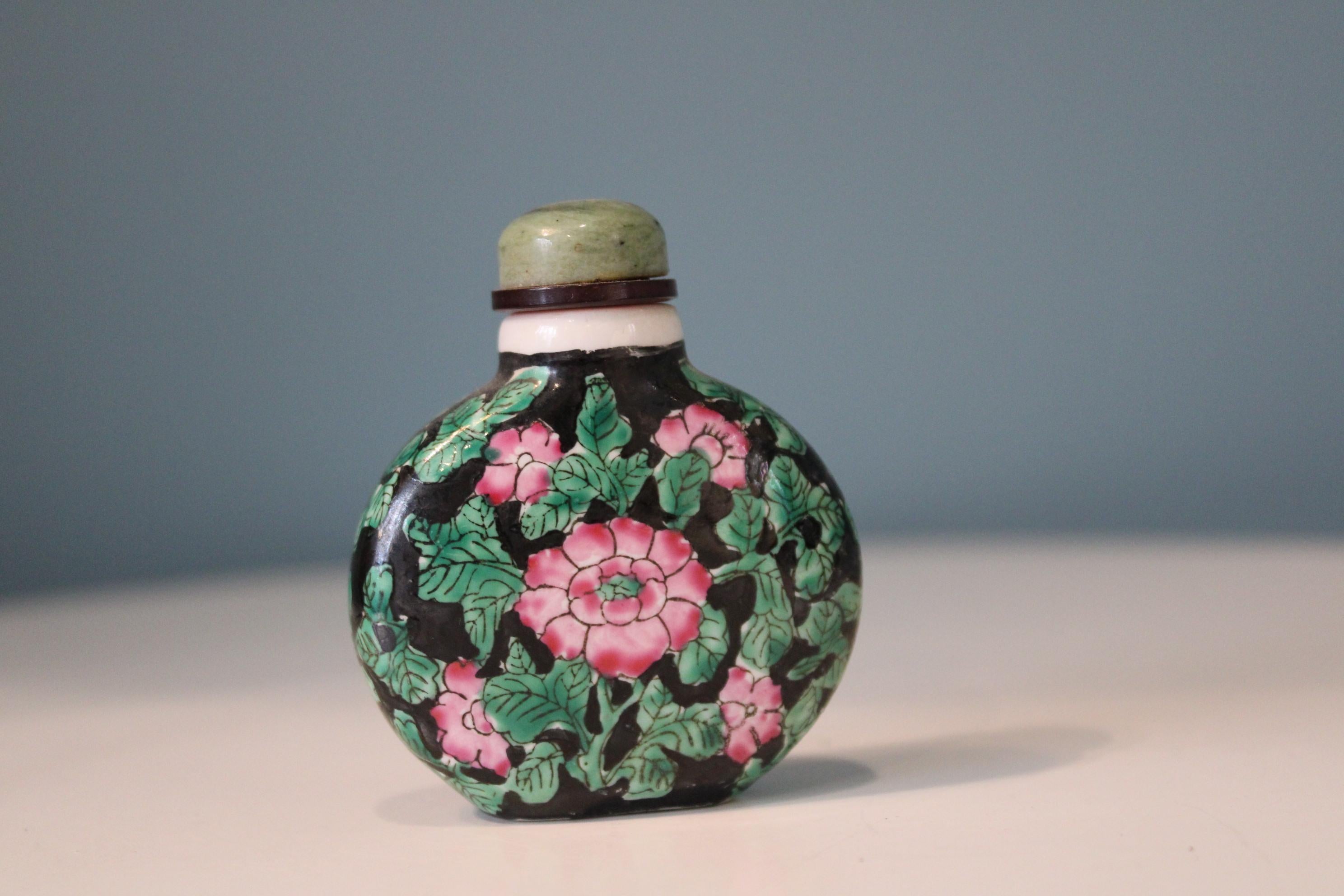 Porcelain Chinese Snuff Bottle In Fair Condition For Sale In Paris, FR