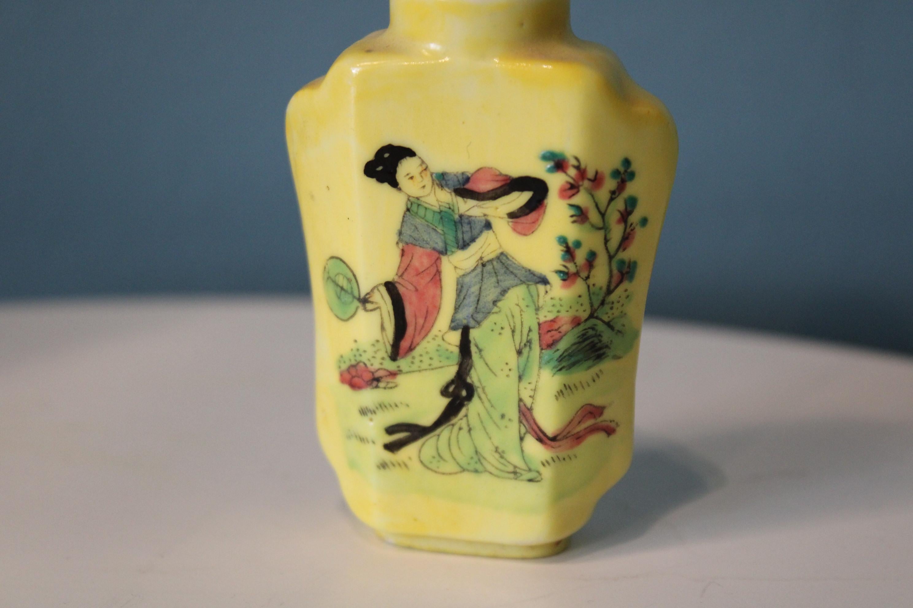 Porcelain Chinese Snuff Bottle In Good Condition In Paris, FR