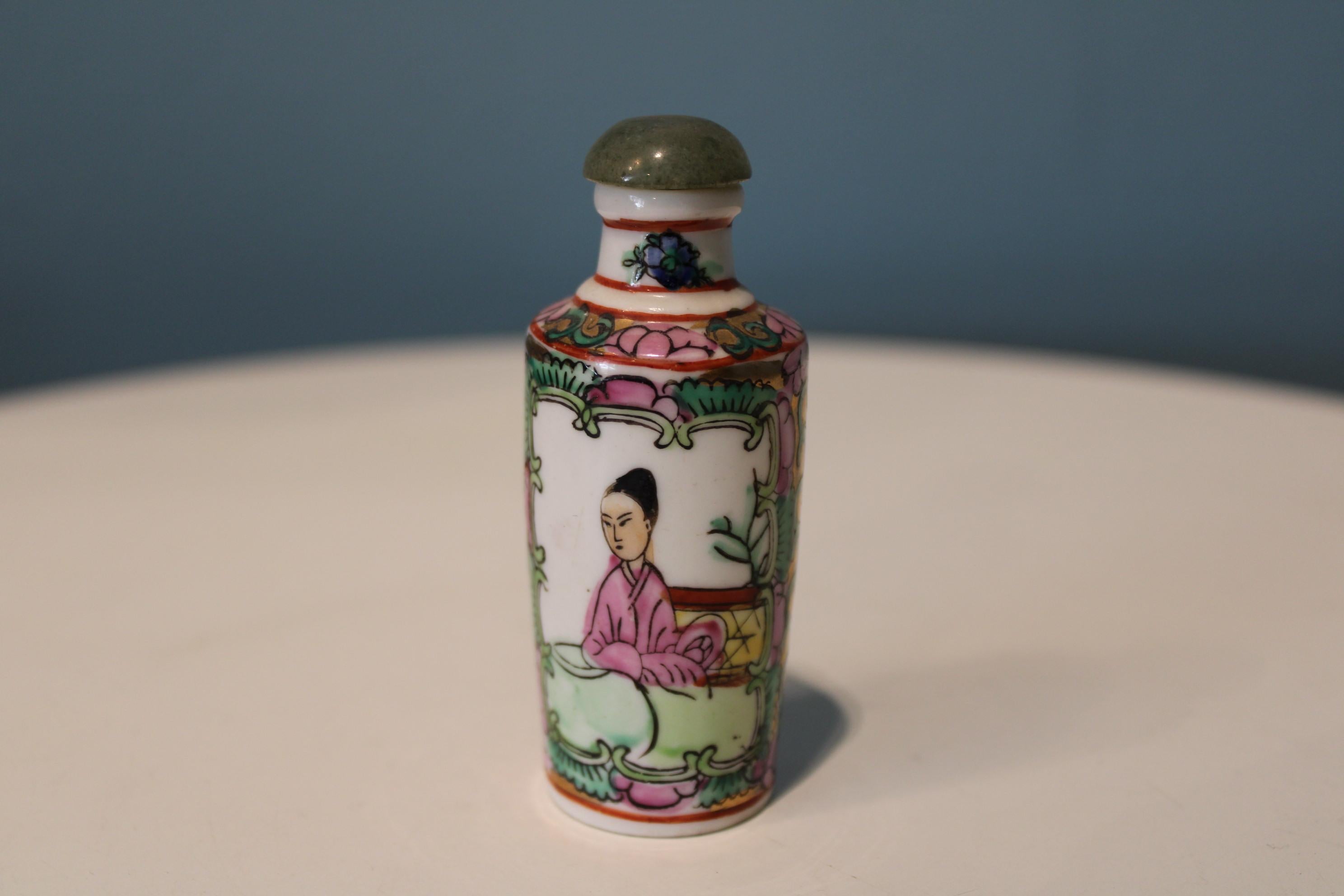 Porcelain Chinese snuff bottle In Good Condition For Sale In Paris, FR