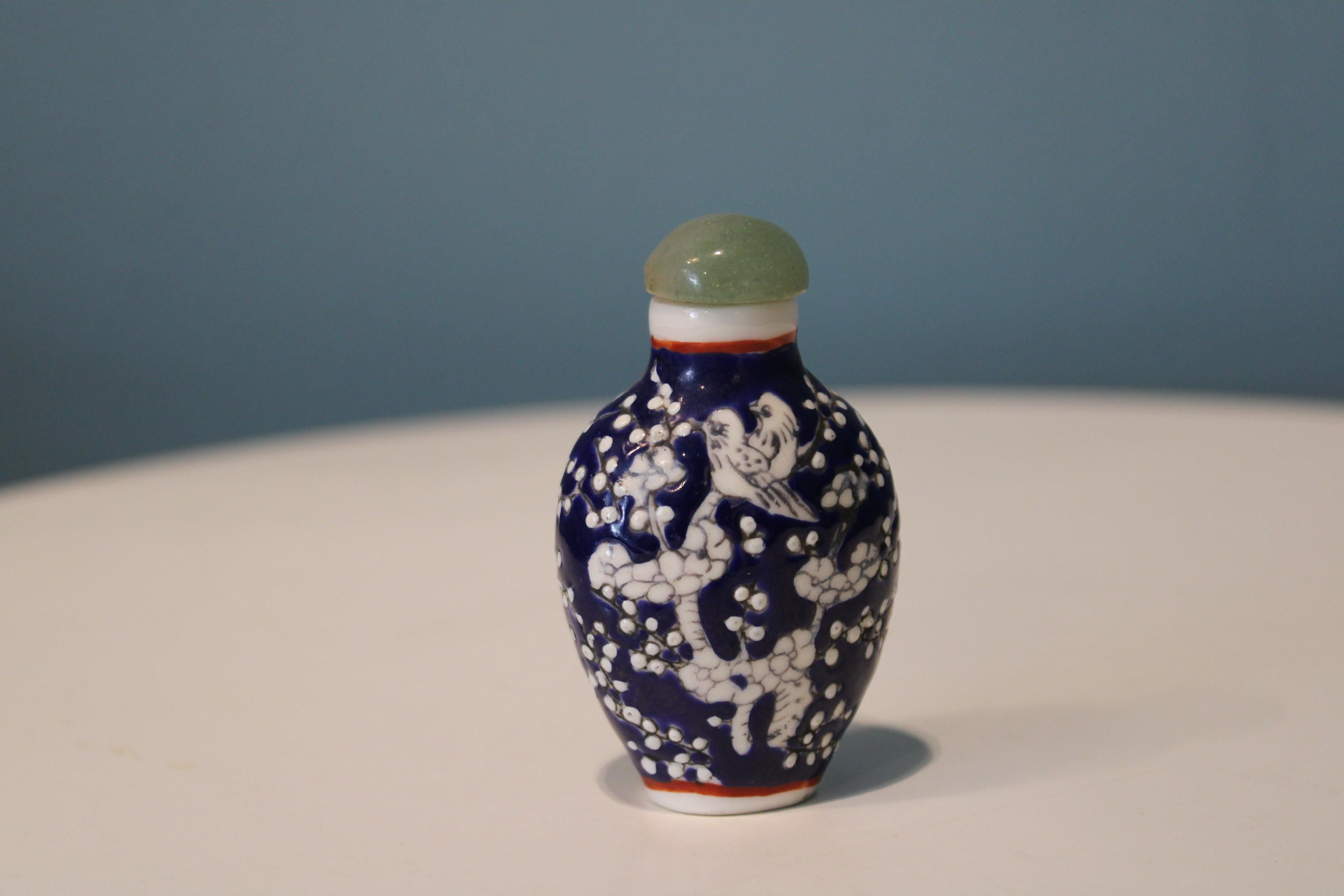 Porcelain Chinese Snuff Bottle In Good Condition In Paris, FR