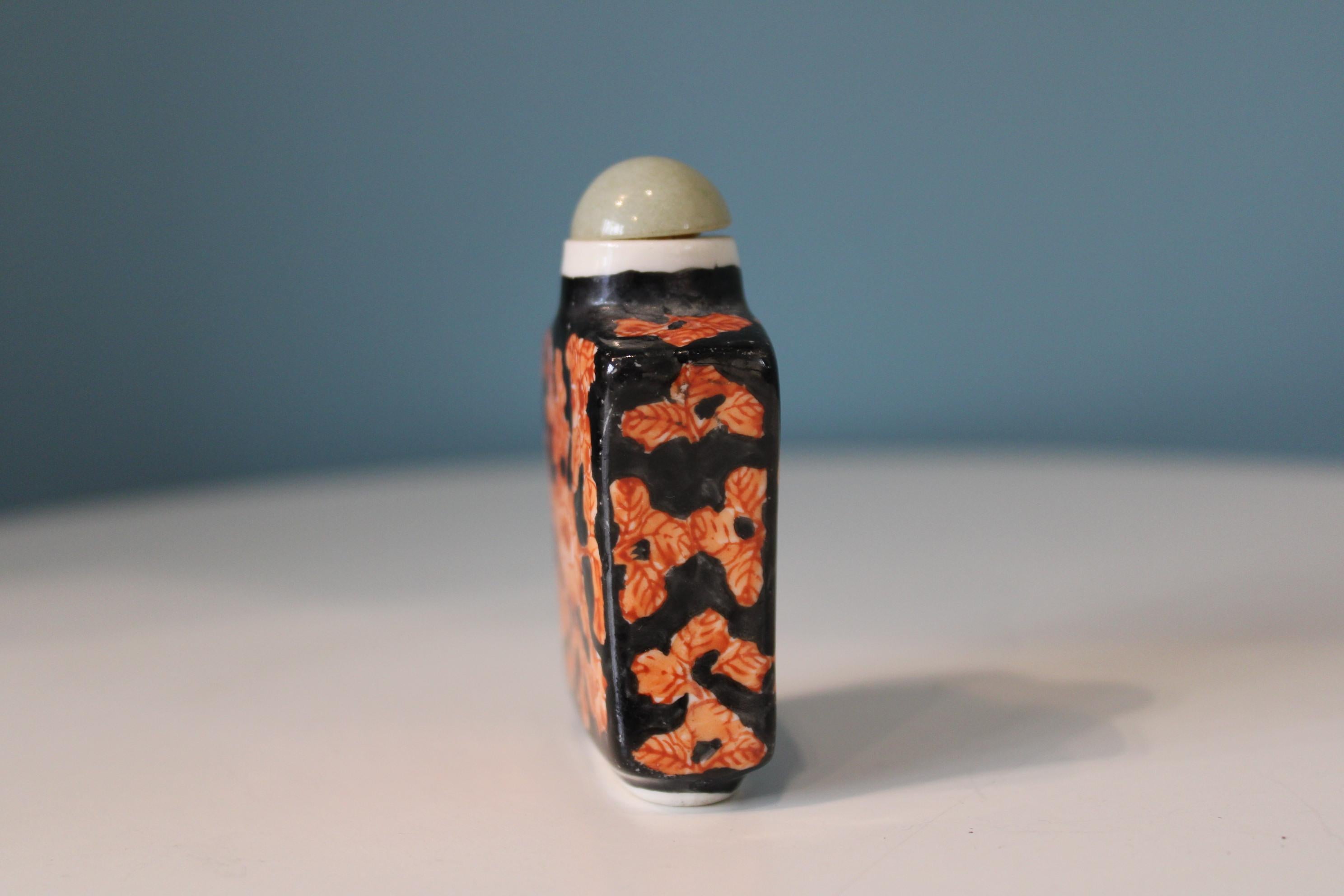 Porcelain Chinese Snuff Bottle In Fair Condition For Sale In Paris, FR