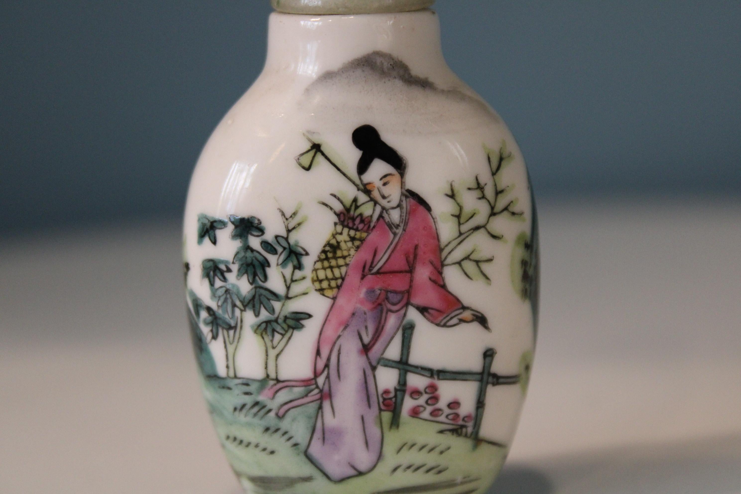 Porcelain Chinese Snuff Bottle In Fair Condition In Paris, FR