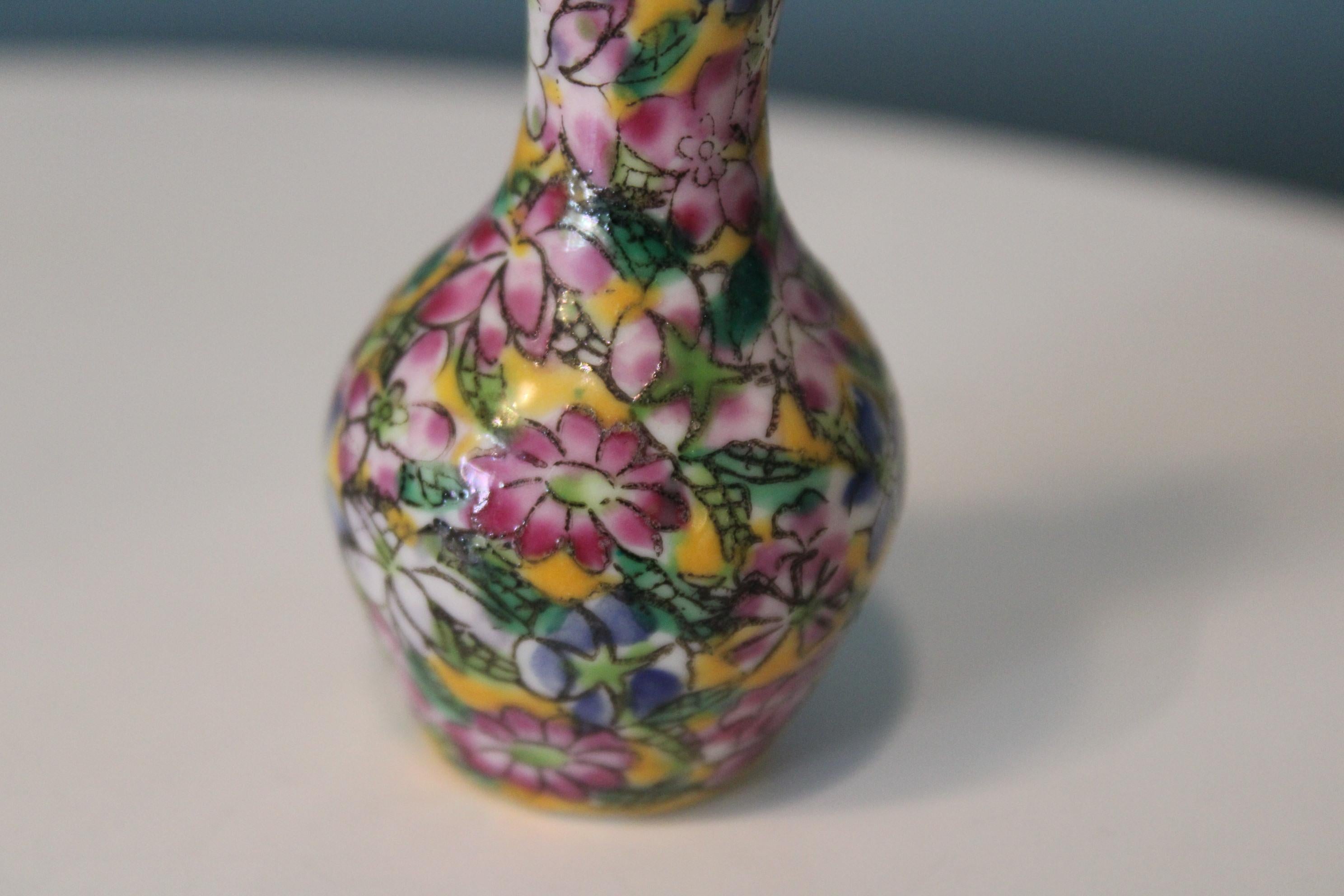 Porcelain Chinese snuff bottle For Sale 1