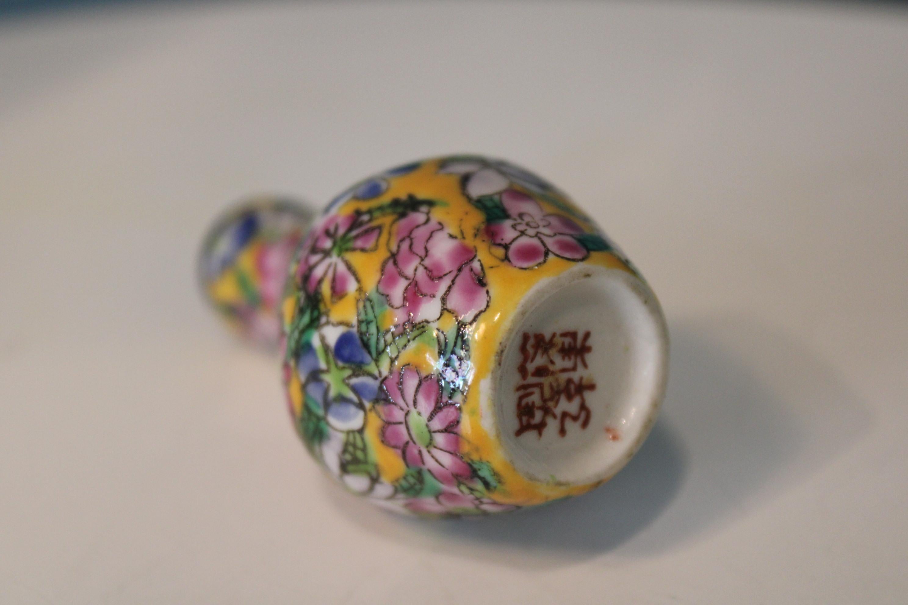 Porcelain Chinese snuff bottle For Sale 2