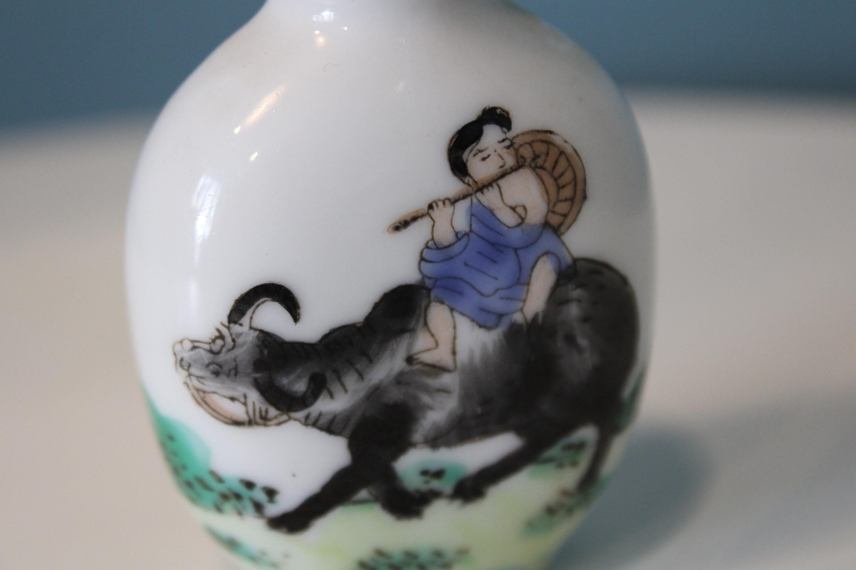 Porcelain Chinese snuff bottle For Sale 3