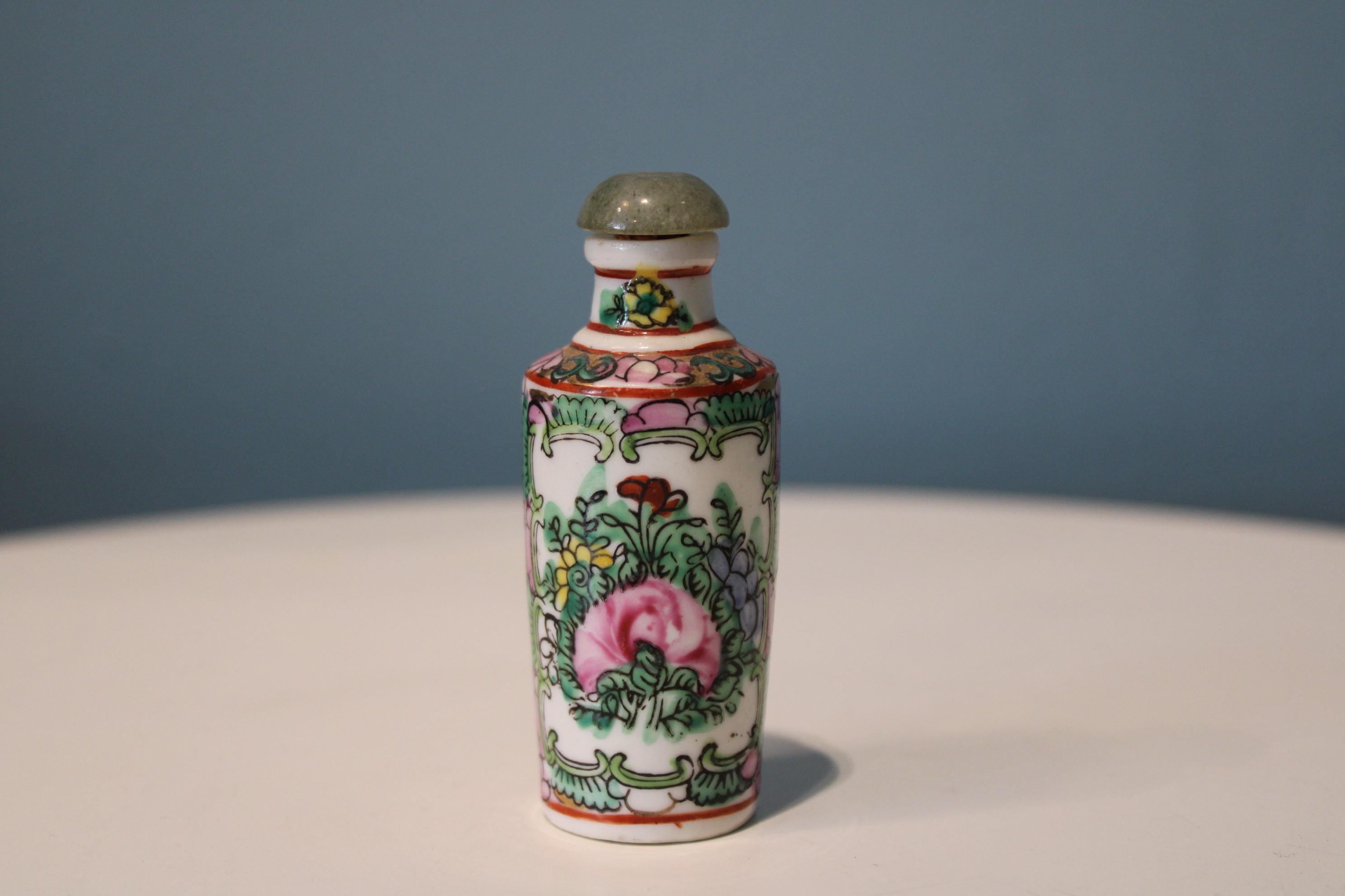 Porcelain Chinese snuff bottle For Sale 2