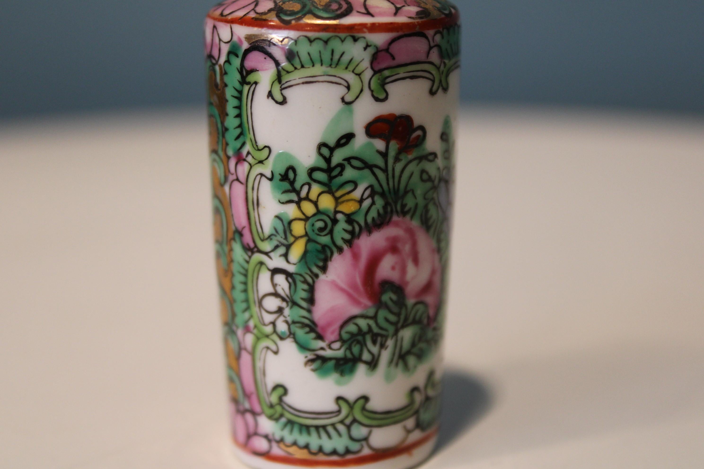 Porcelain Chinese snuff bottle For Sale 3