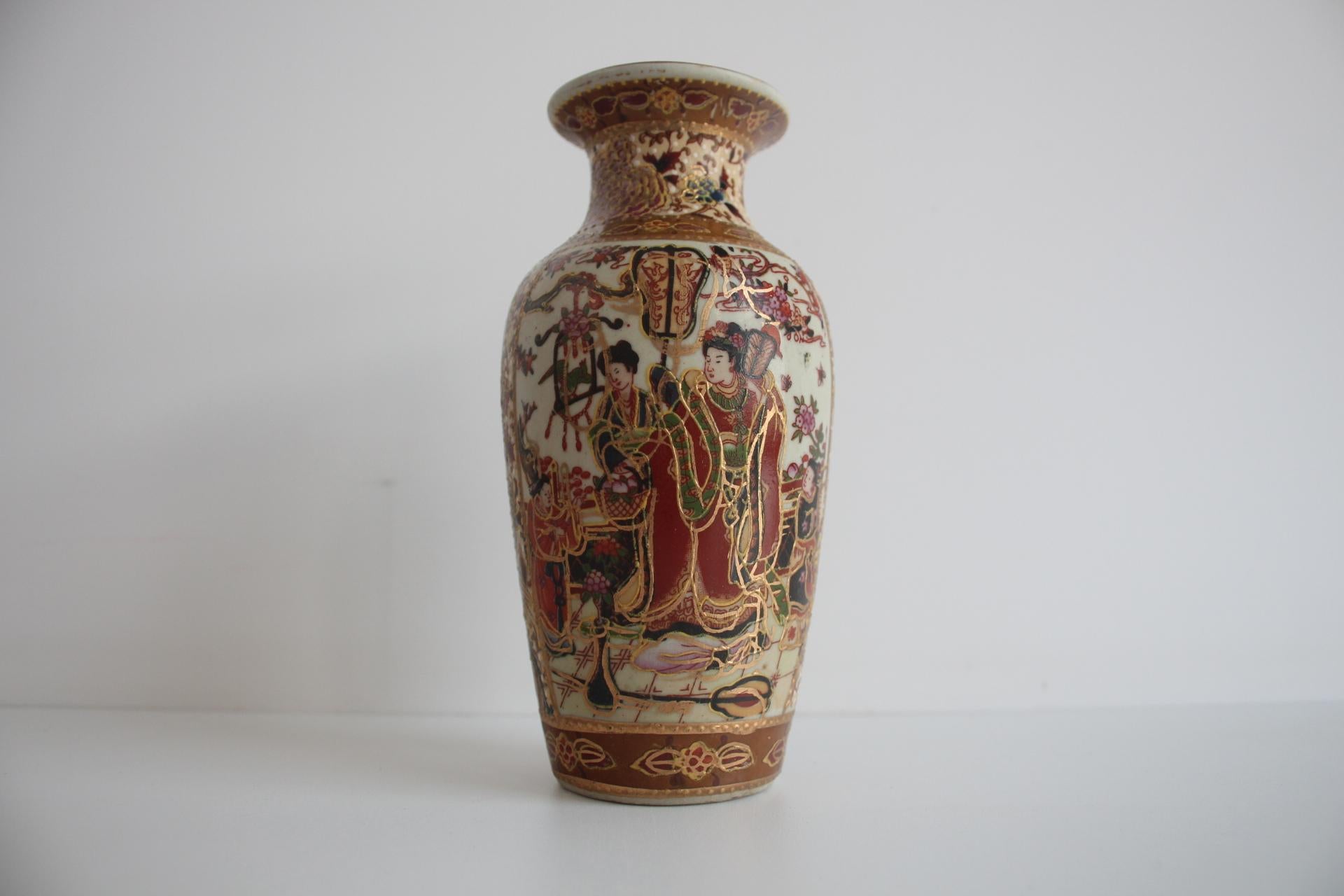 El jarrón está decorado a mano con escenas pintadas, figuras en kimonos.
La decoración está ricamente entretejida con color dorado y finas líneas muy típicas de la cerámica Satsuma
Firmado
Estado original