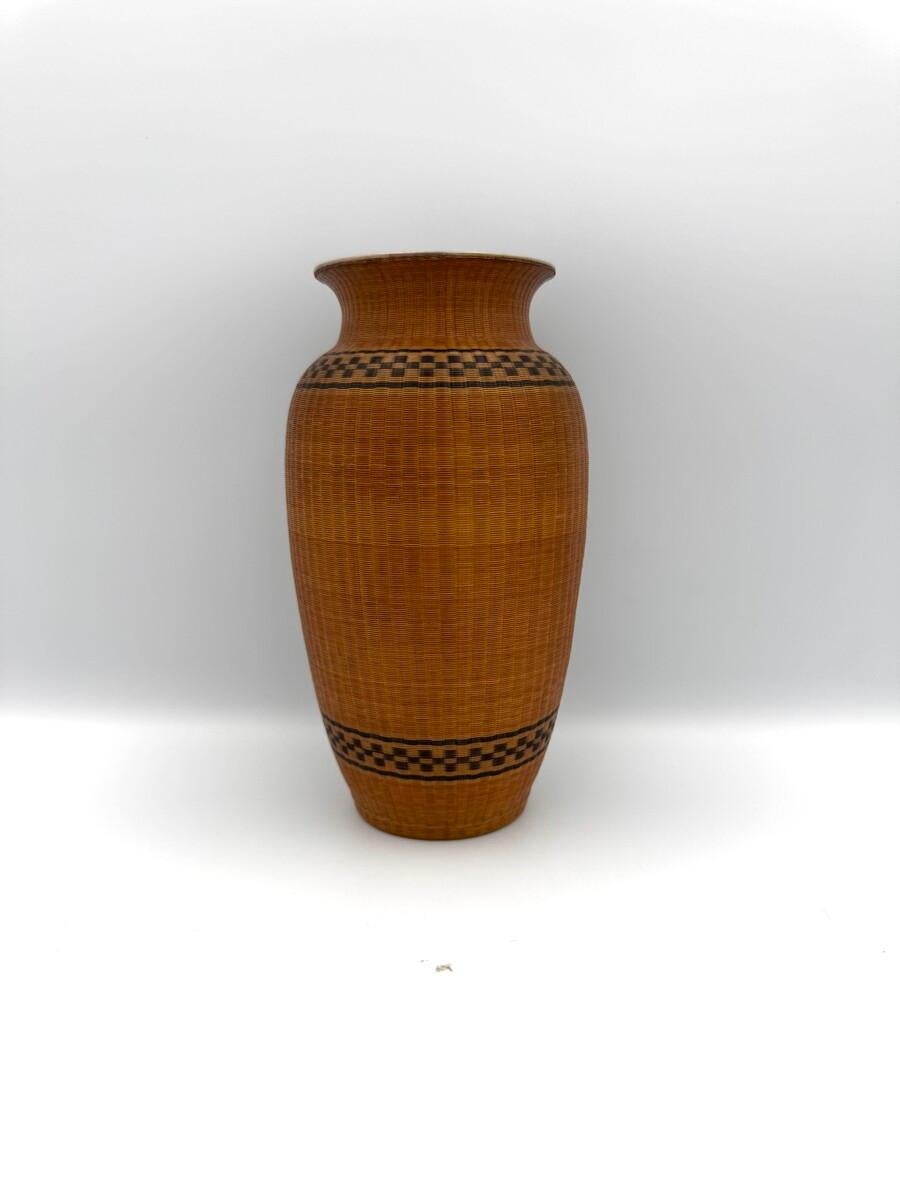 Chinois Vase chinois en porcelaine enveloppé dans du rotin en vente