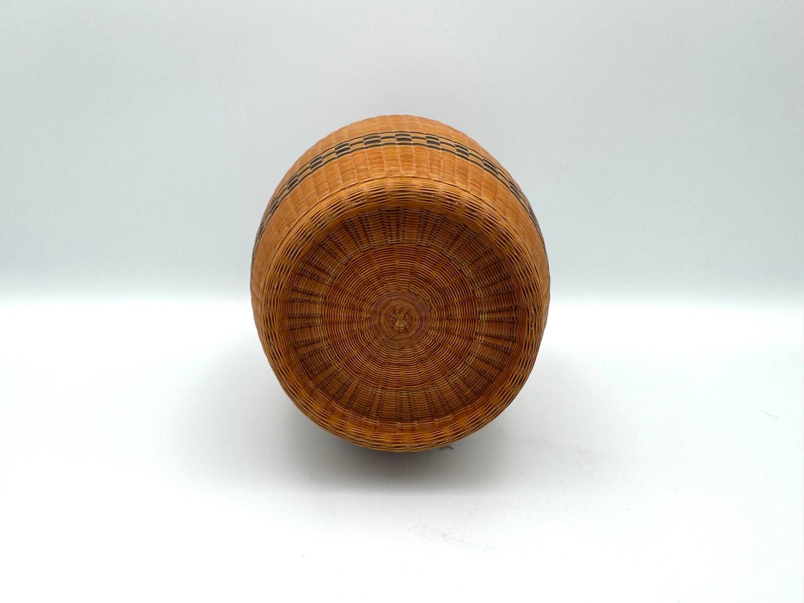 Vase chinois en porcelaine enveloppé dans du rotin Bon état - En vente à Brussels, BE
