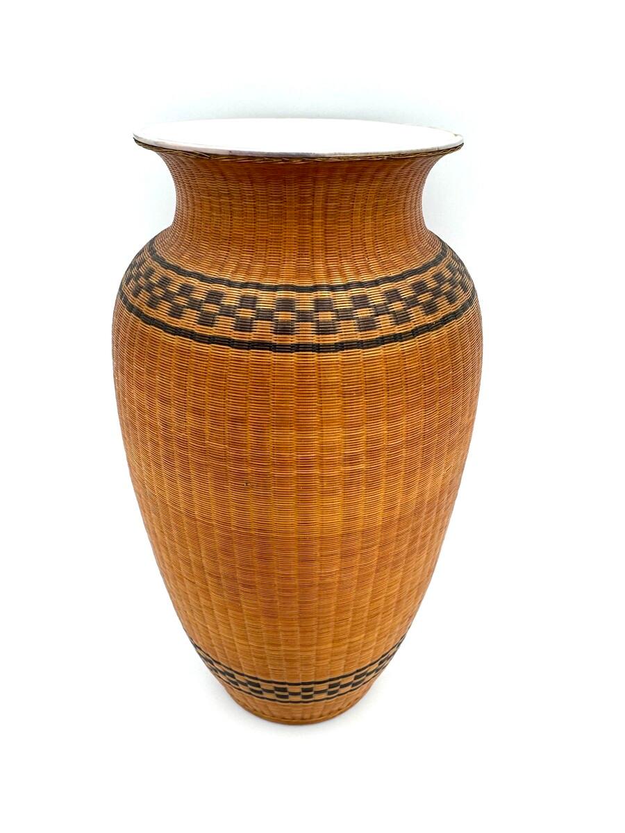 20ième siècle Vase chinois en porcelaine enveloppé dans du rotin en vente