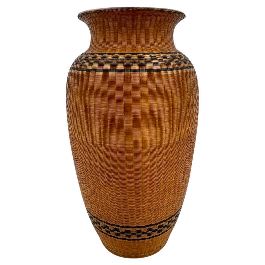 Vase chinois en porcelaine enveloppé dans du rotin en vente
