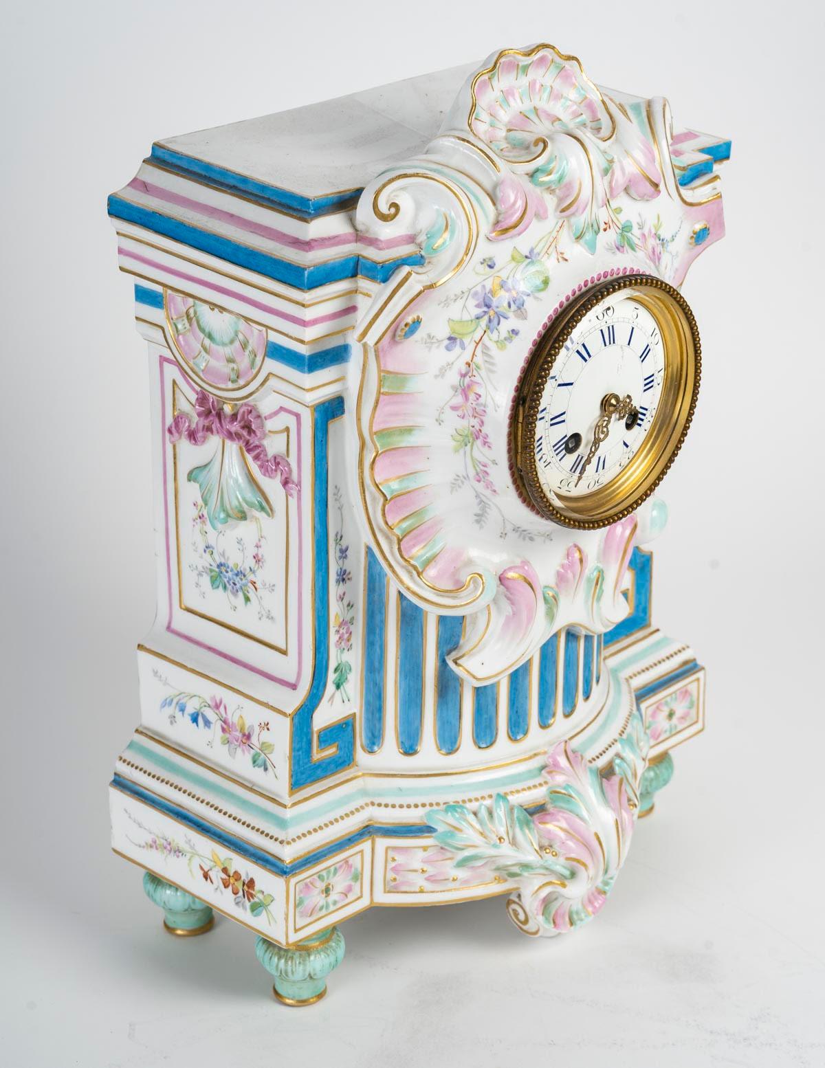 Porcelain Clock, 19th Century, Napoleon III Period. In Good Condition For Sale In Saint-Ouen, FR