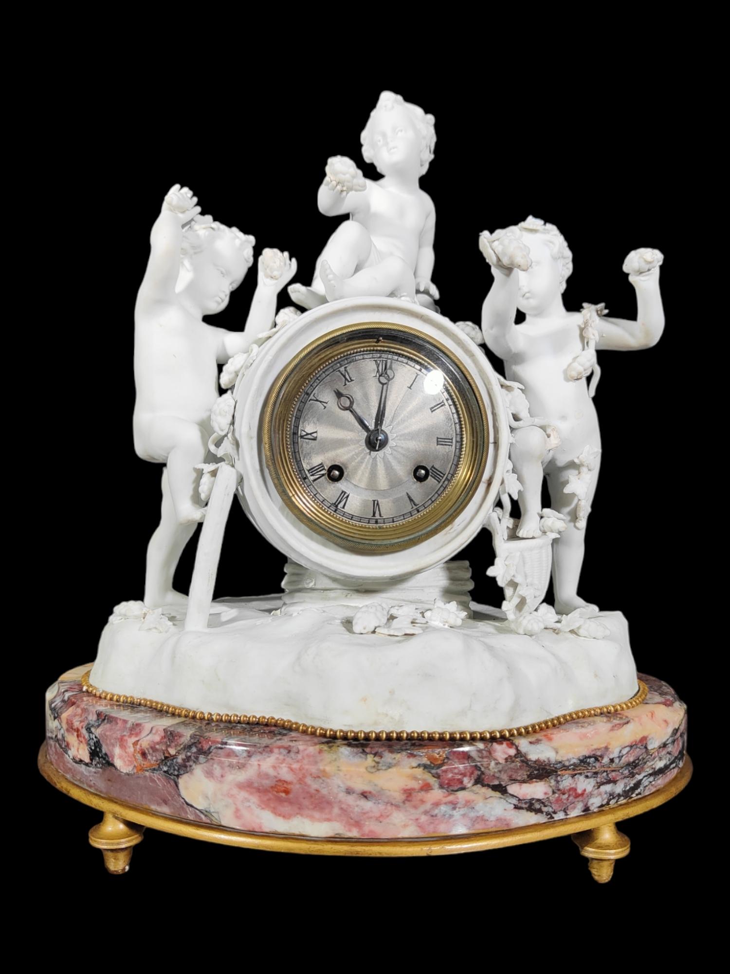 Porcelain Clock from LE Roy and Fills in Paris In Good Condition For Sale In Madrid, ES