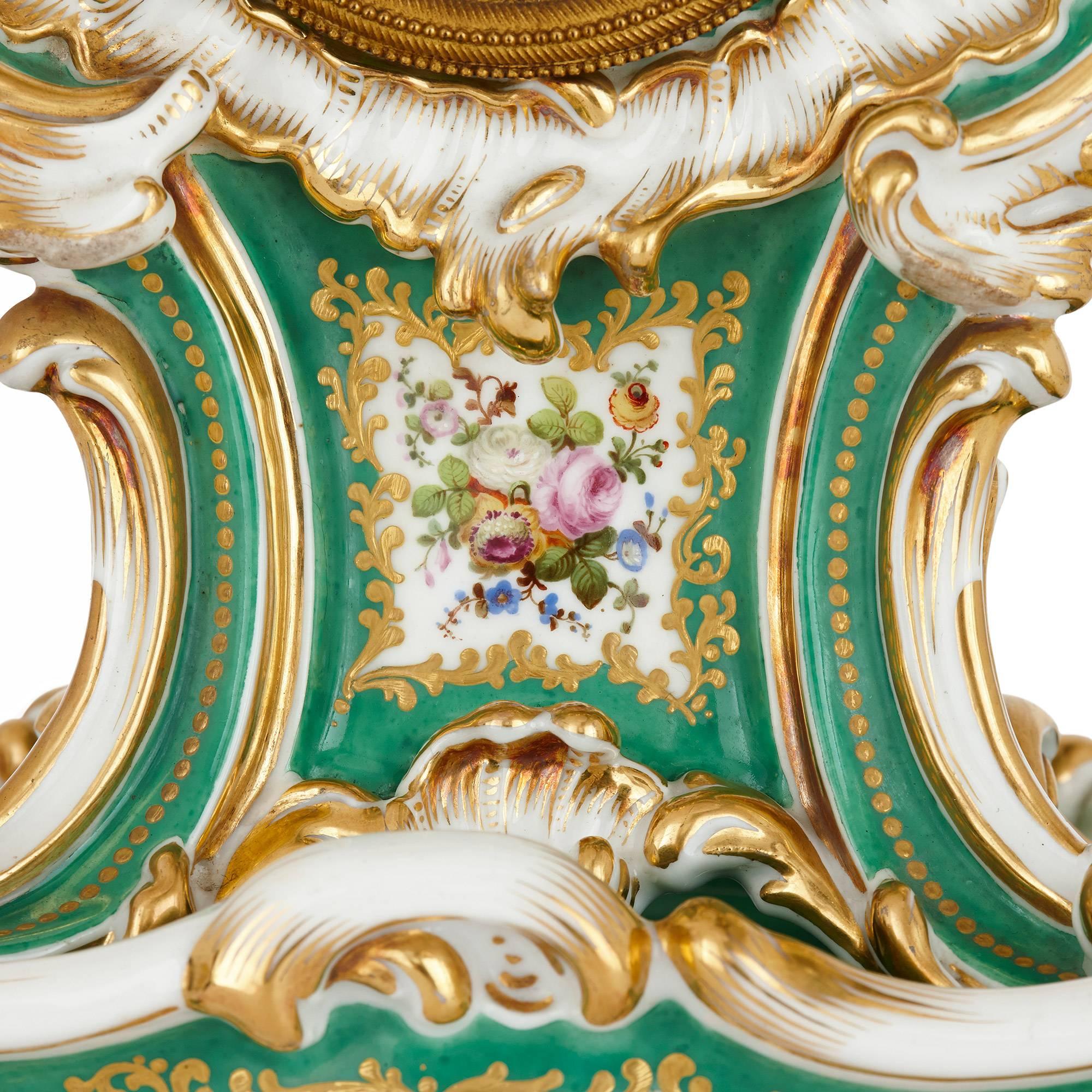 Français Horloge en porcelaine de style Louis XV par Jacob Petit en vente
