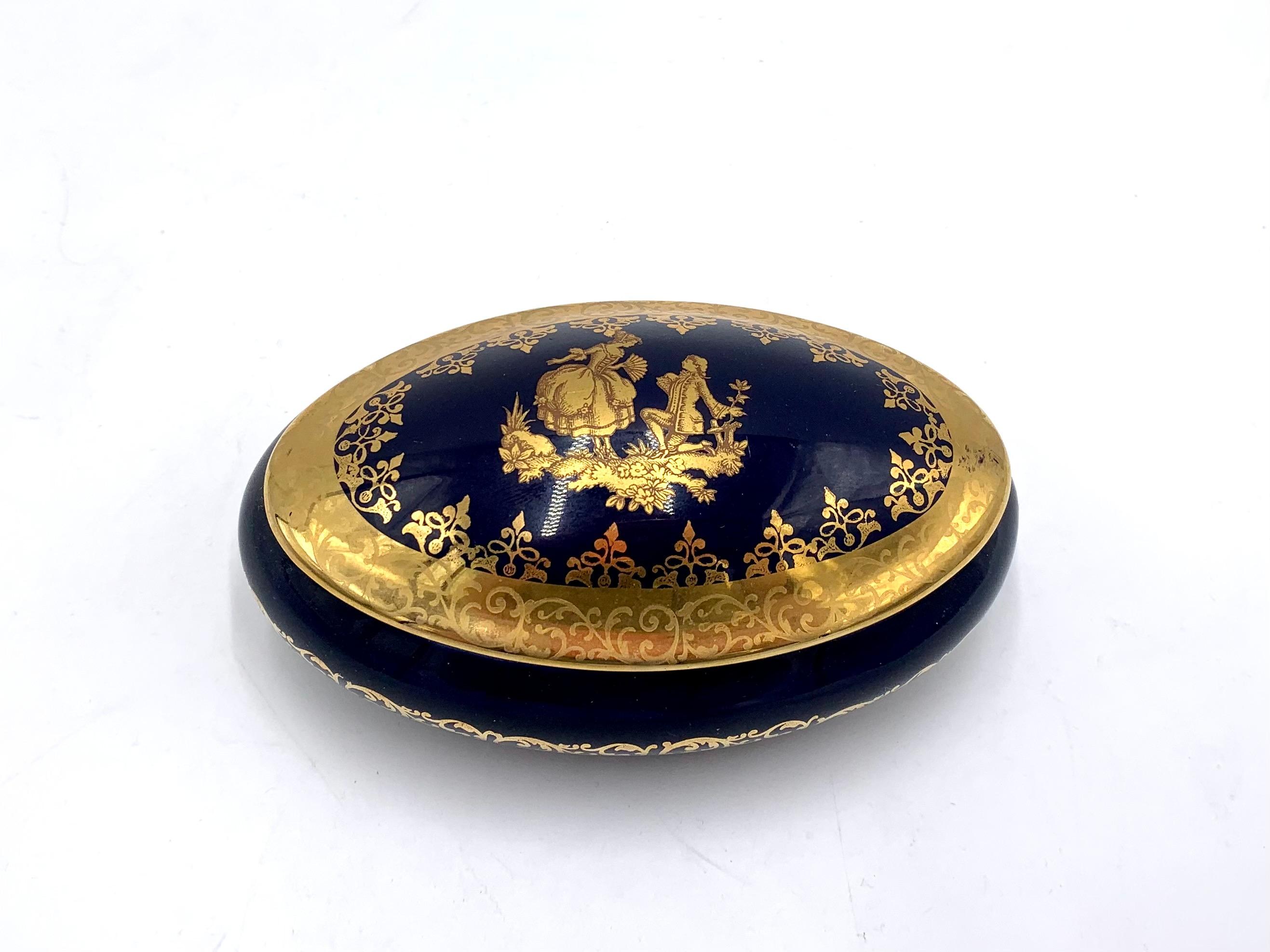 A cobalt porcelain box with a gilded genre scene

Very good condition, no damage.

Casket signed F.M. Limoges France

Measures: height 5 cm, width 12.5 cm, depth 8 cm.
