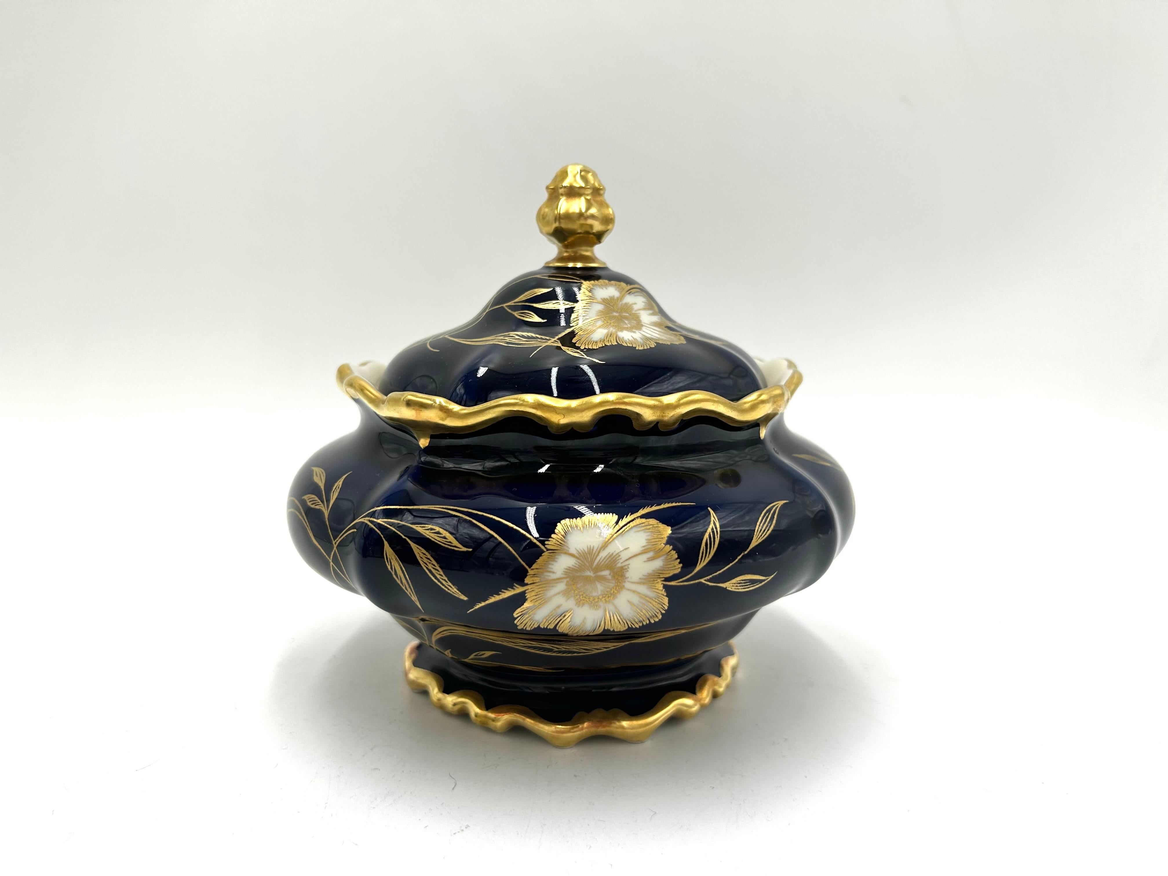 Porcelain casket with a lid - a box for sweets from the Pompadour collection, made in Germany by the excellent Rosenthal label. Ecru porcelain decorated in the echt cobalt technique, with a motif of golden flowers on a navy blue background. The