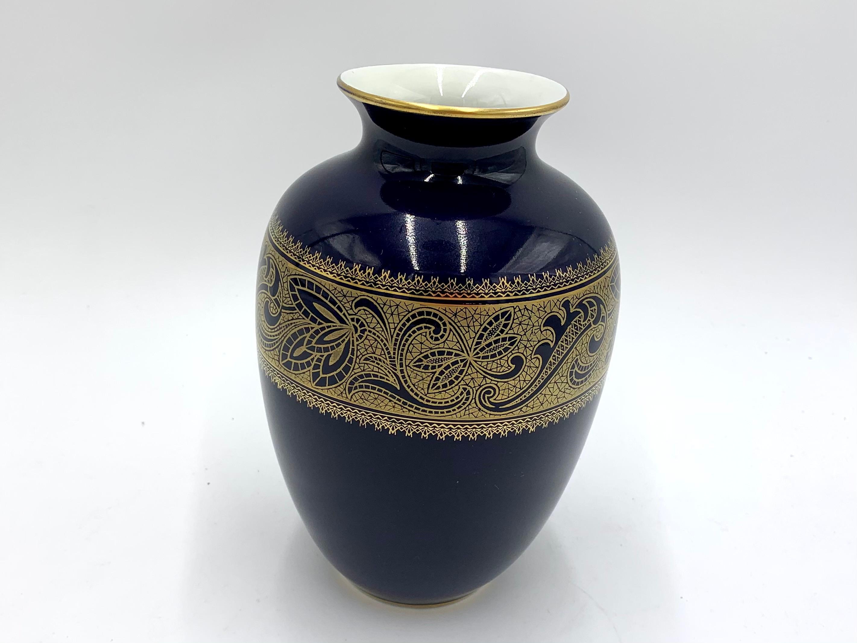 A beautiful porcelain vase in navy blue, hand-decorated with the Echt Cobalt technique.

Signed Royal Porzellan Bavaria KPM.

Very good condition, no damage.

Measures: Height 21cm, diameter 13cm.